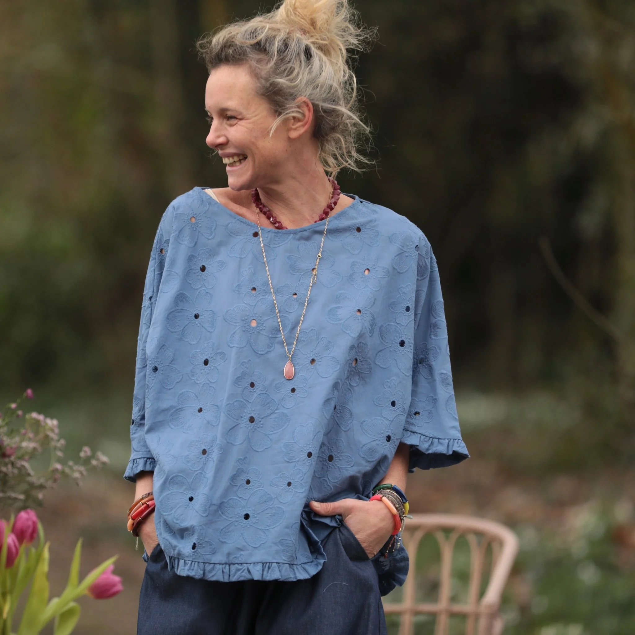 Blouse Annette - Broderie fleurie ajourée bleu myosotis