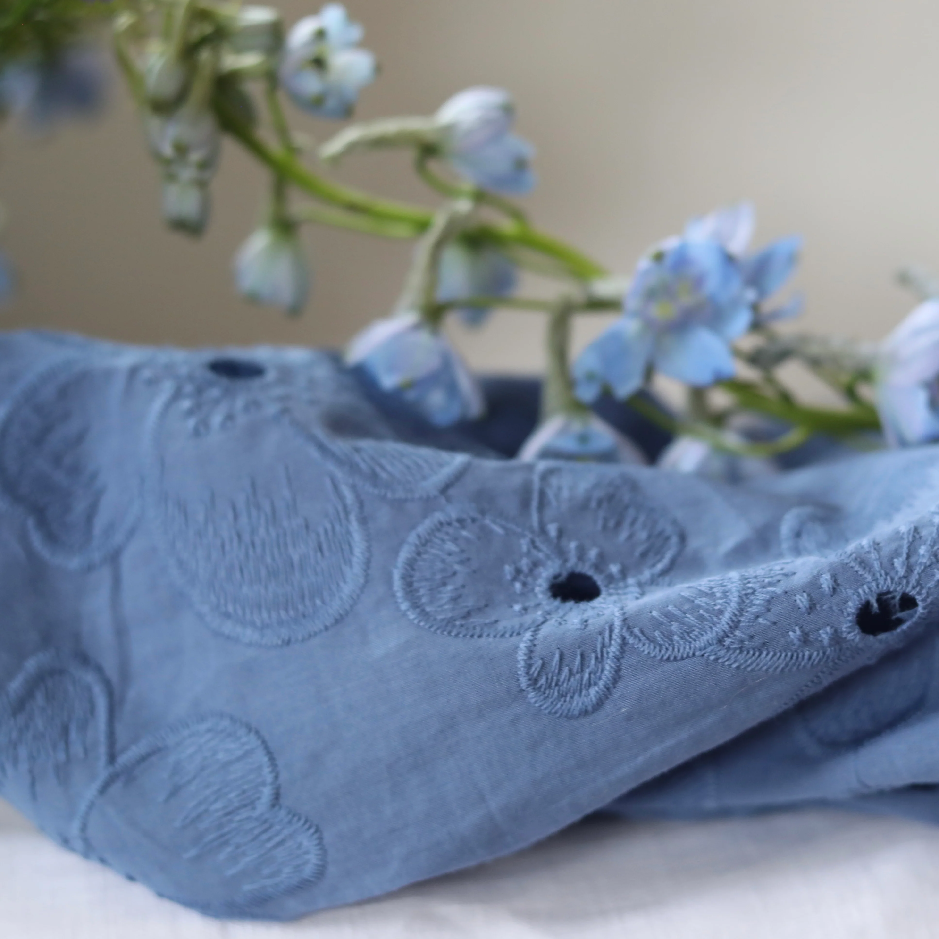 Blouse Annette - Broderie fleurie ajourée bleu myosotis - Image 2