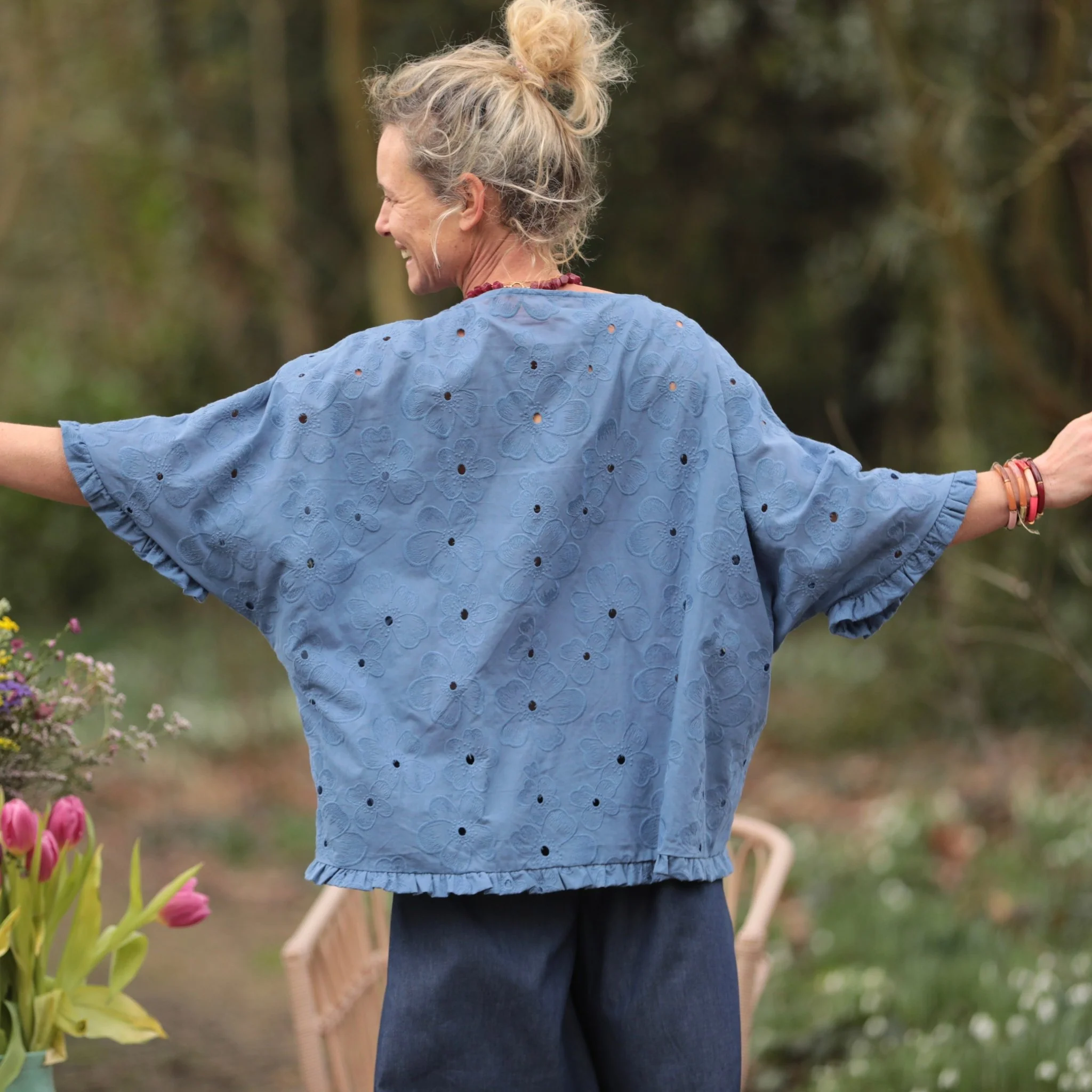 Blouse Annette - Broderie fleurie ajourée bleu myosotis - Image 3