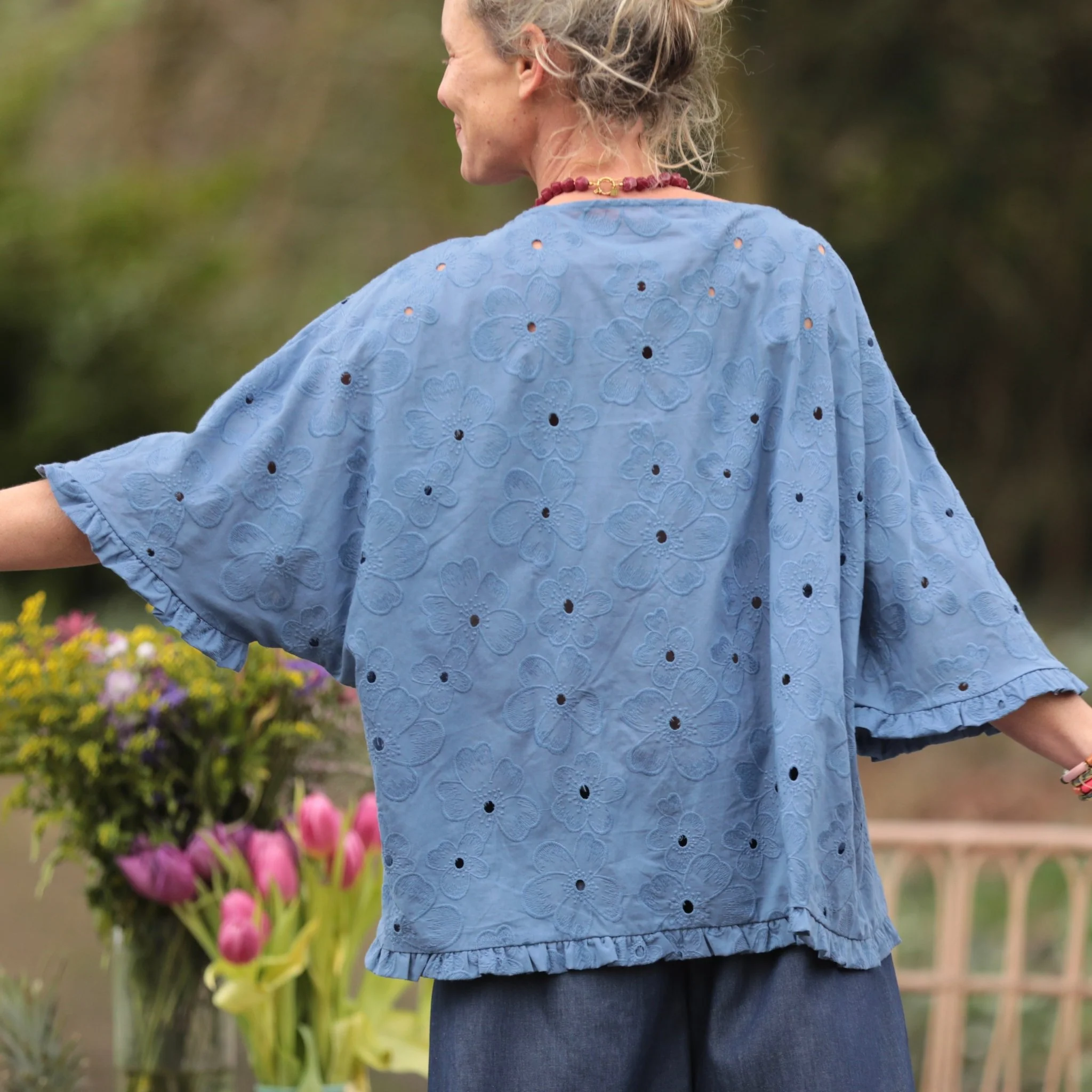 Blouse Annette - Broderie fleurie ajourée bleu myosotis - Image 6