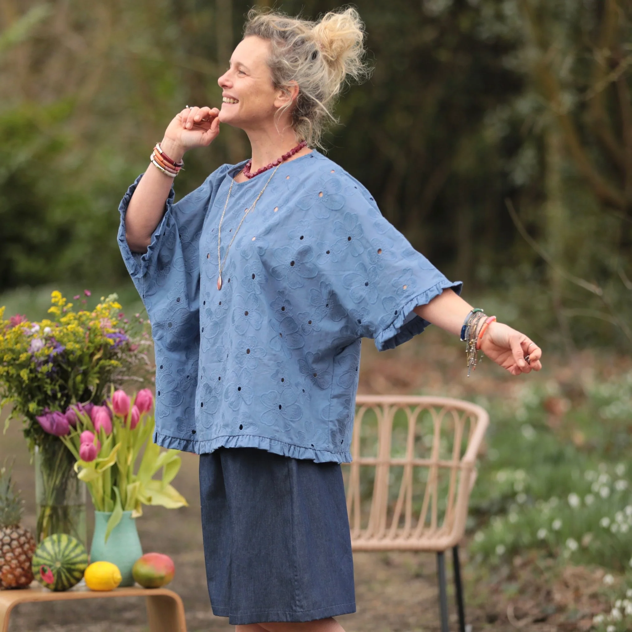 Blouse Annette - Broderie fleurie ajourée bleu myosotis - Image 8