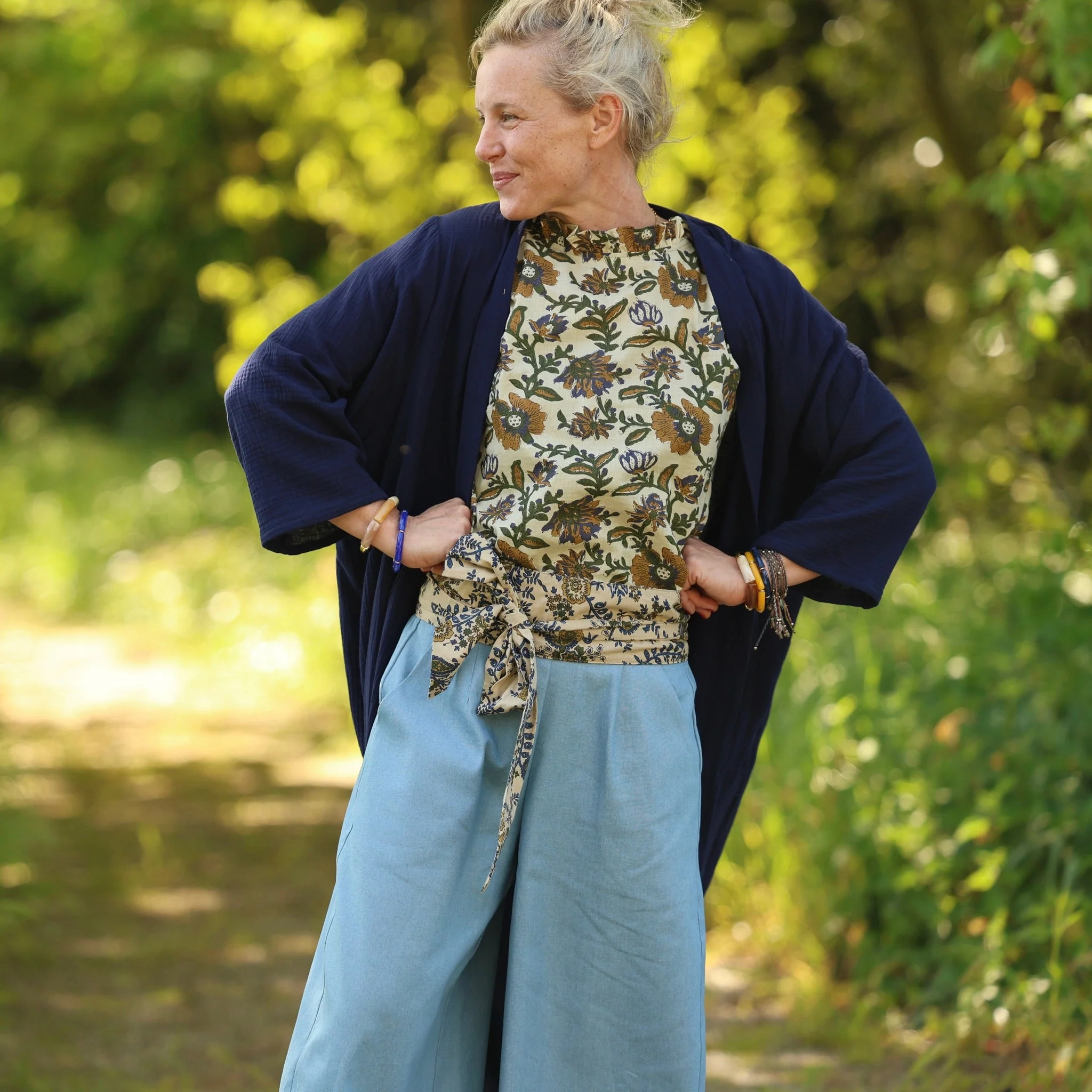 Blouse Camélia – Voile de coton sauge fleurie - Image 12