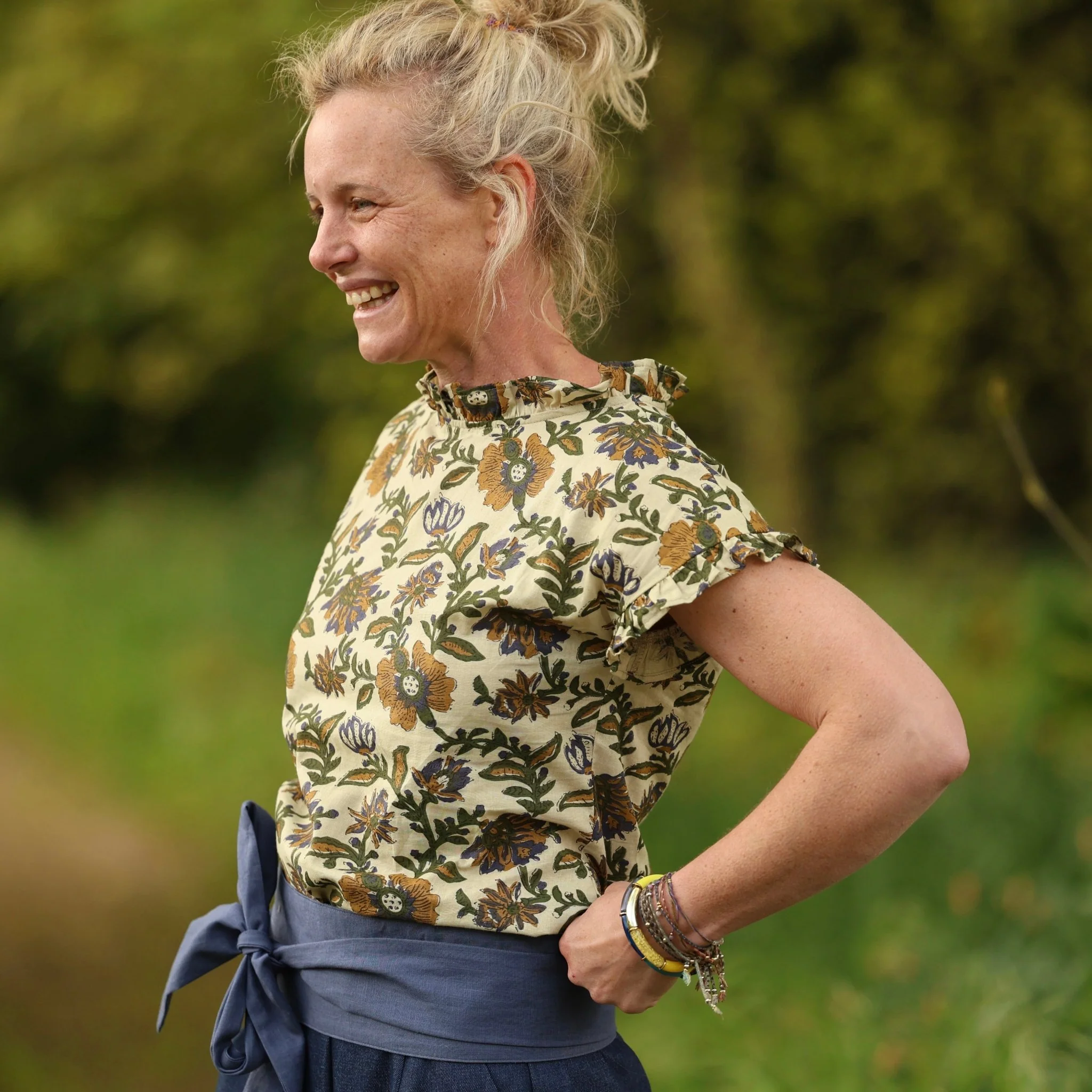 Blouse Camélia – Voile de coton sauge fleurie - Image 14