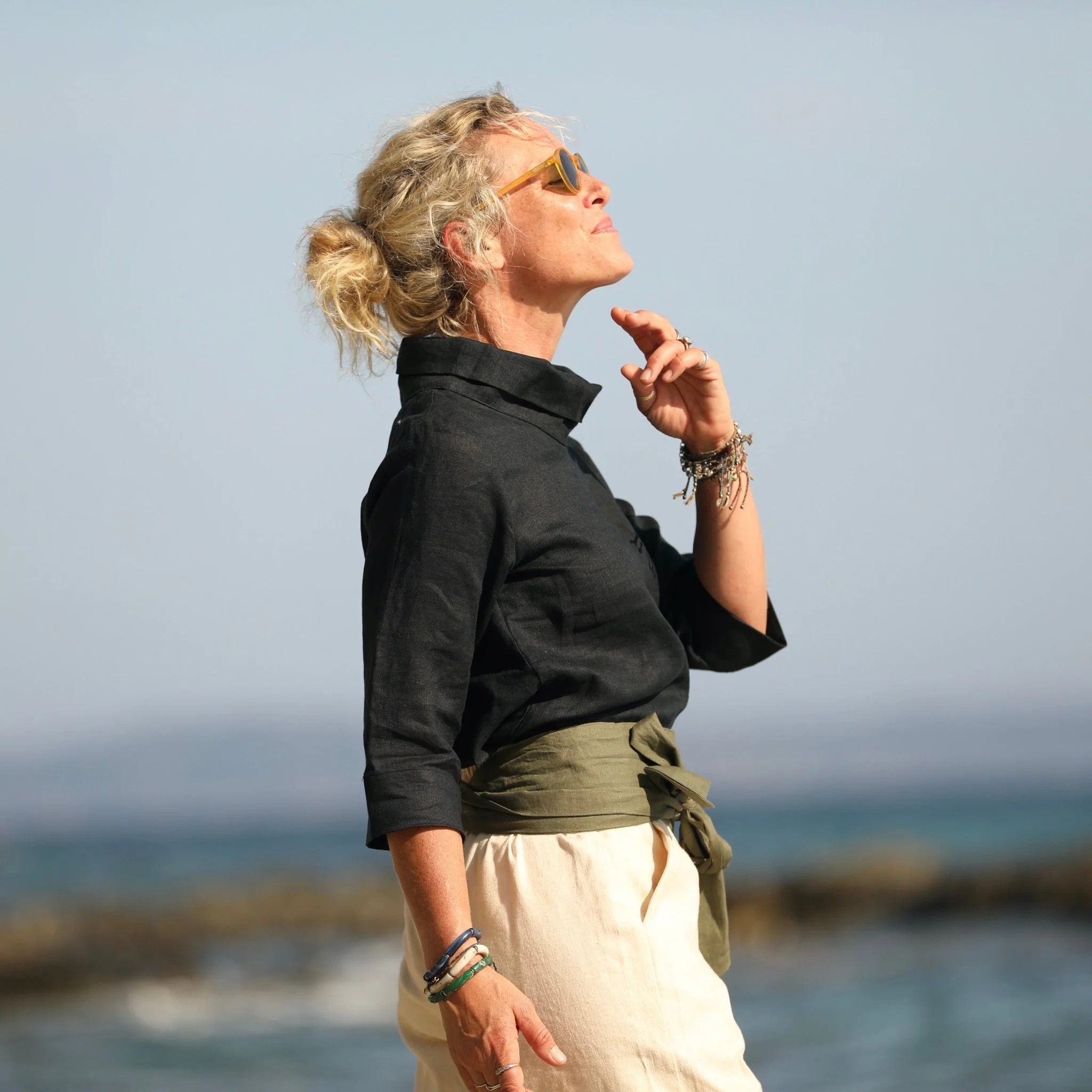 Blouse Catherine en lin noir - Image 4