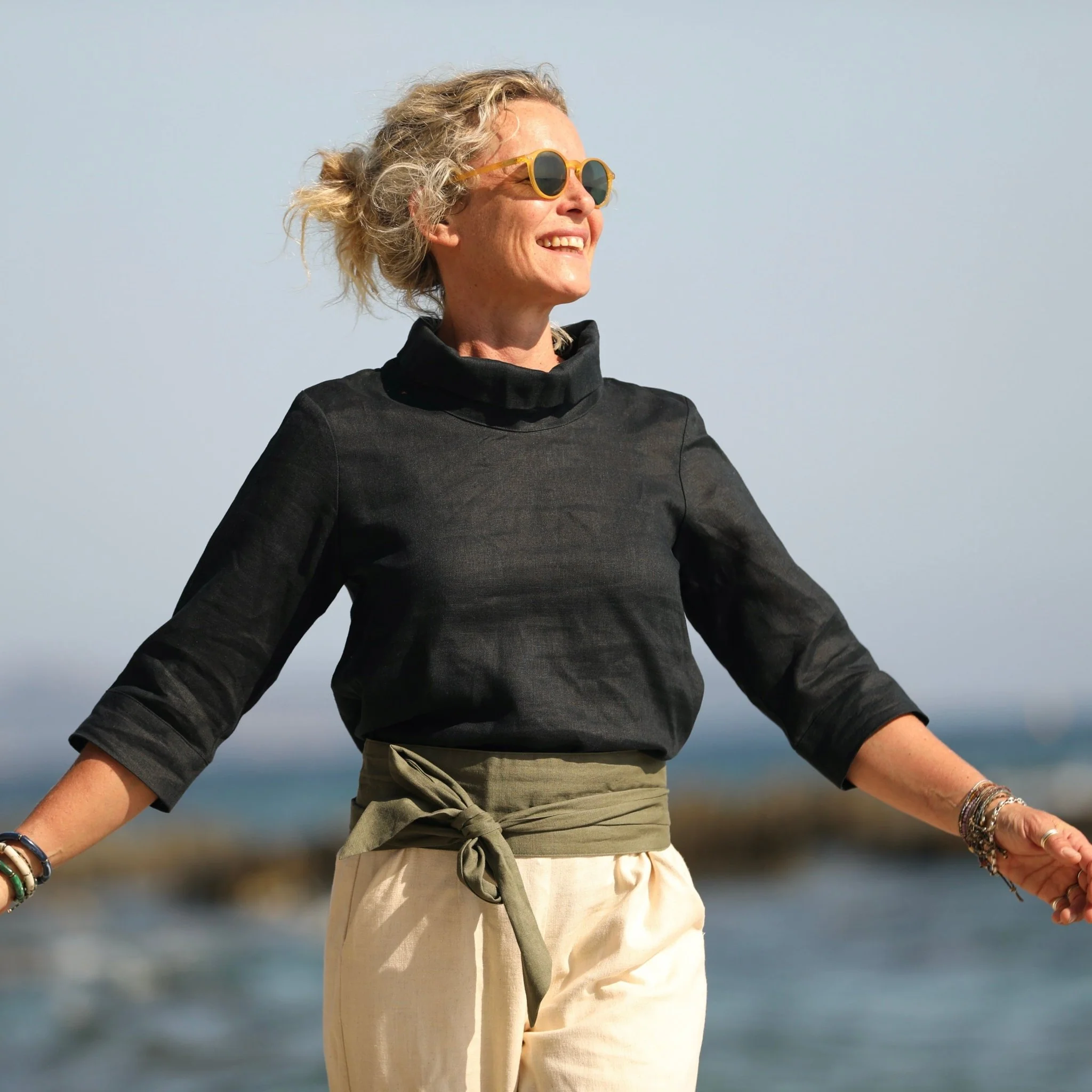 Blouse Catherine en lin noir - Image 5