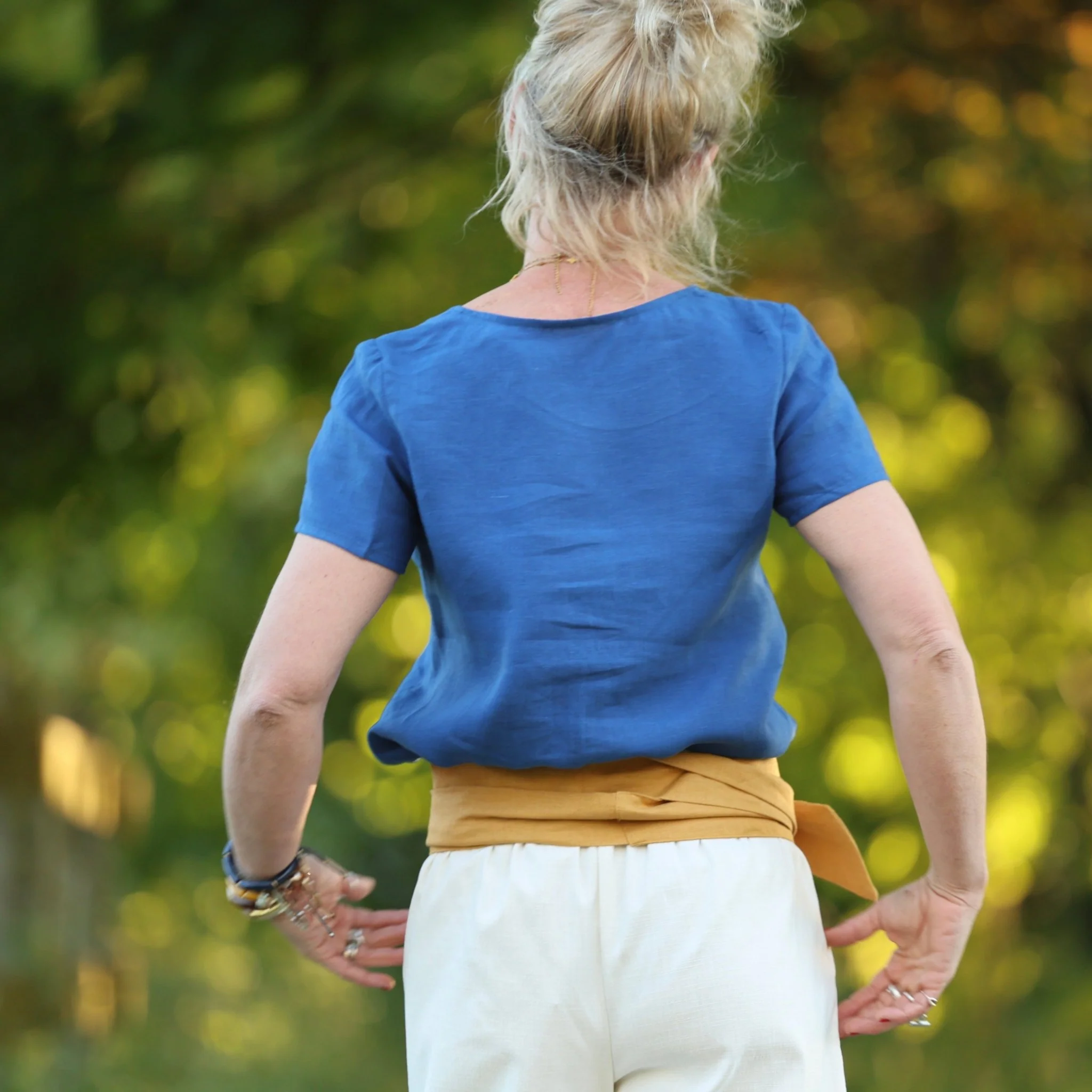 Blouse Emeline en lin bleu majorelle - Image 5