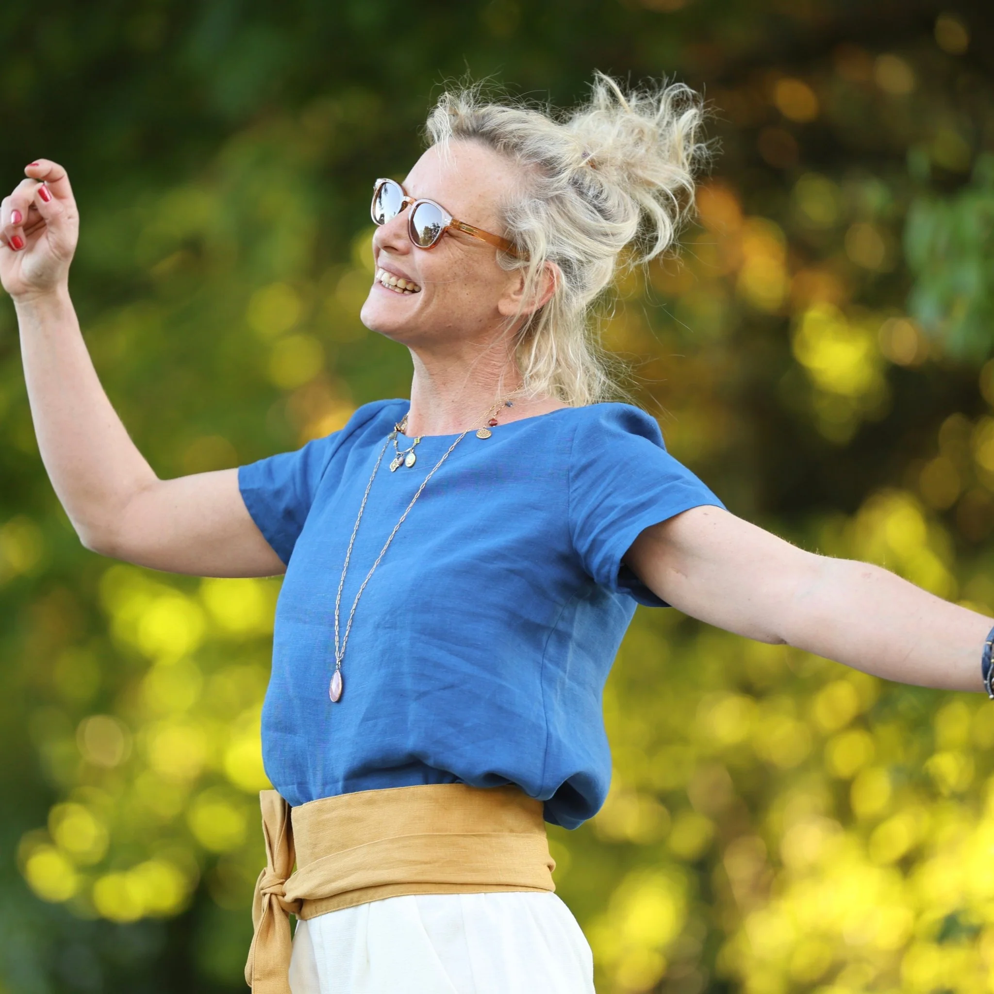Blouse Emeline en lin bleu majorelle - Image 8