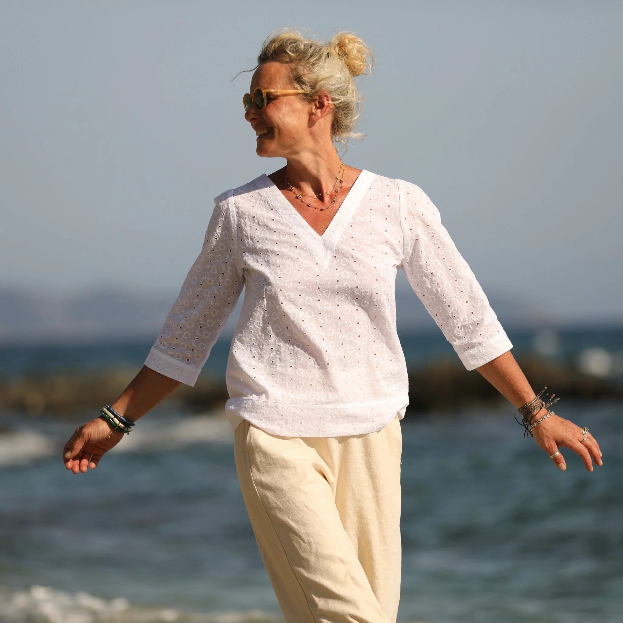 Blouse Eulalie col V - manches 3/4 - broderie fleurie blanche - Image 4