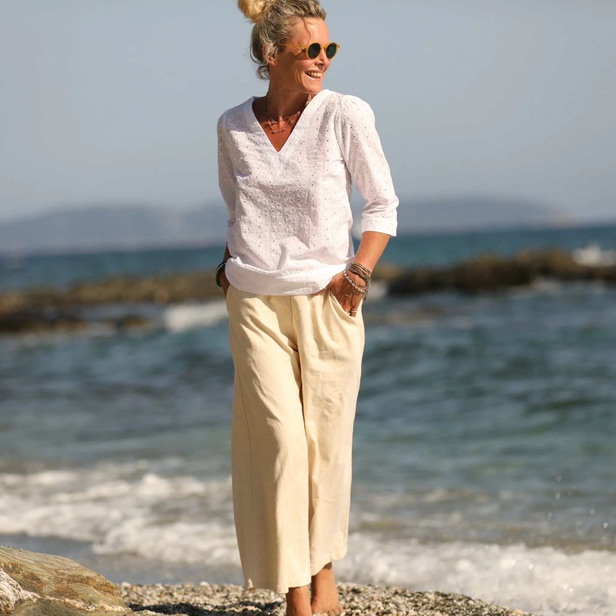 Blouse Eulalie col V - manches 3/4 - broderie fleurie blanche - Image 5