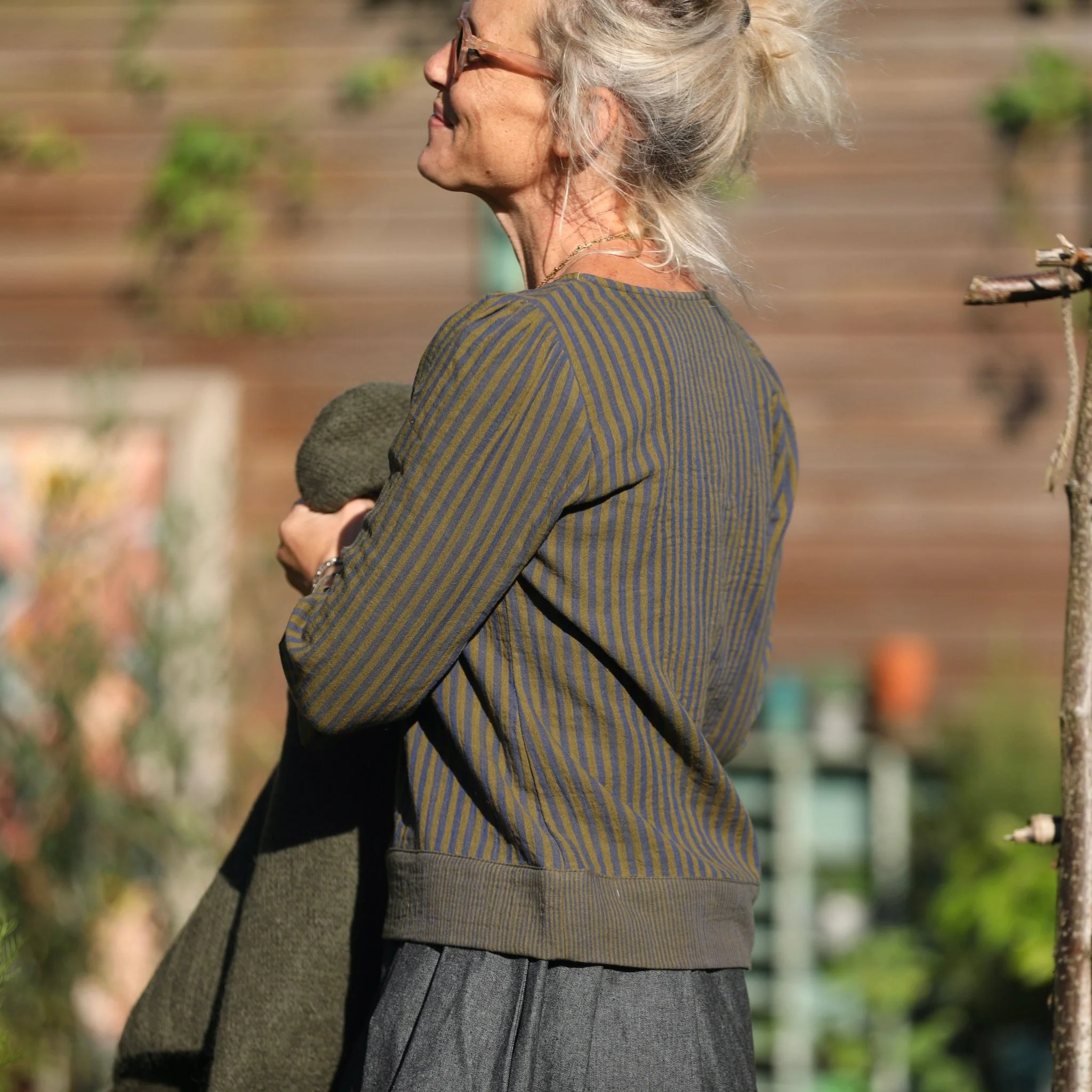 Blouse Eulalie col rond - manches 3/4 - double gaze de coton rayure kaki/marine - Image 4