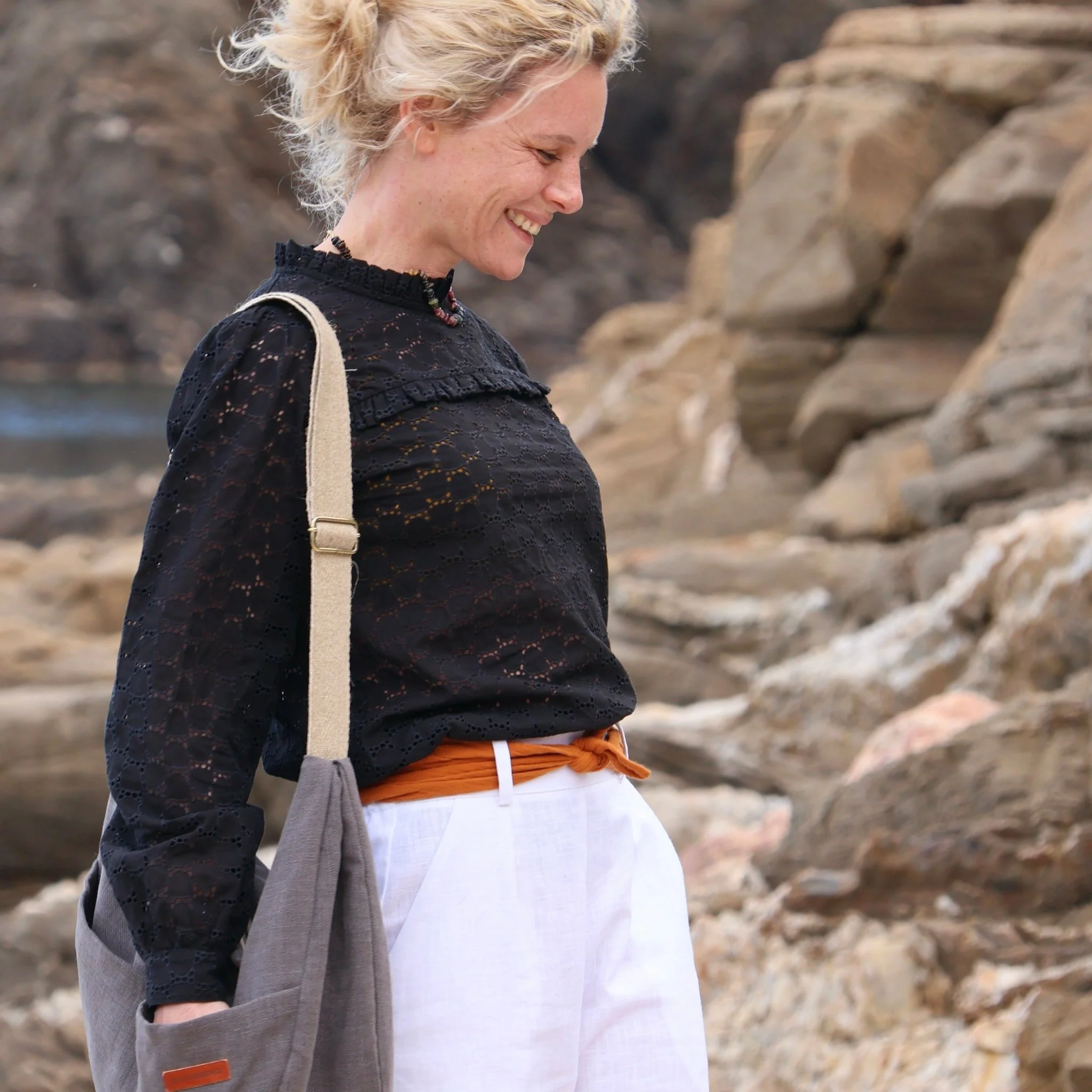 Blouse Léa - broderie de coton fleurie noire