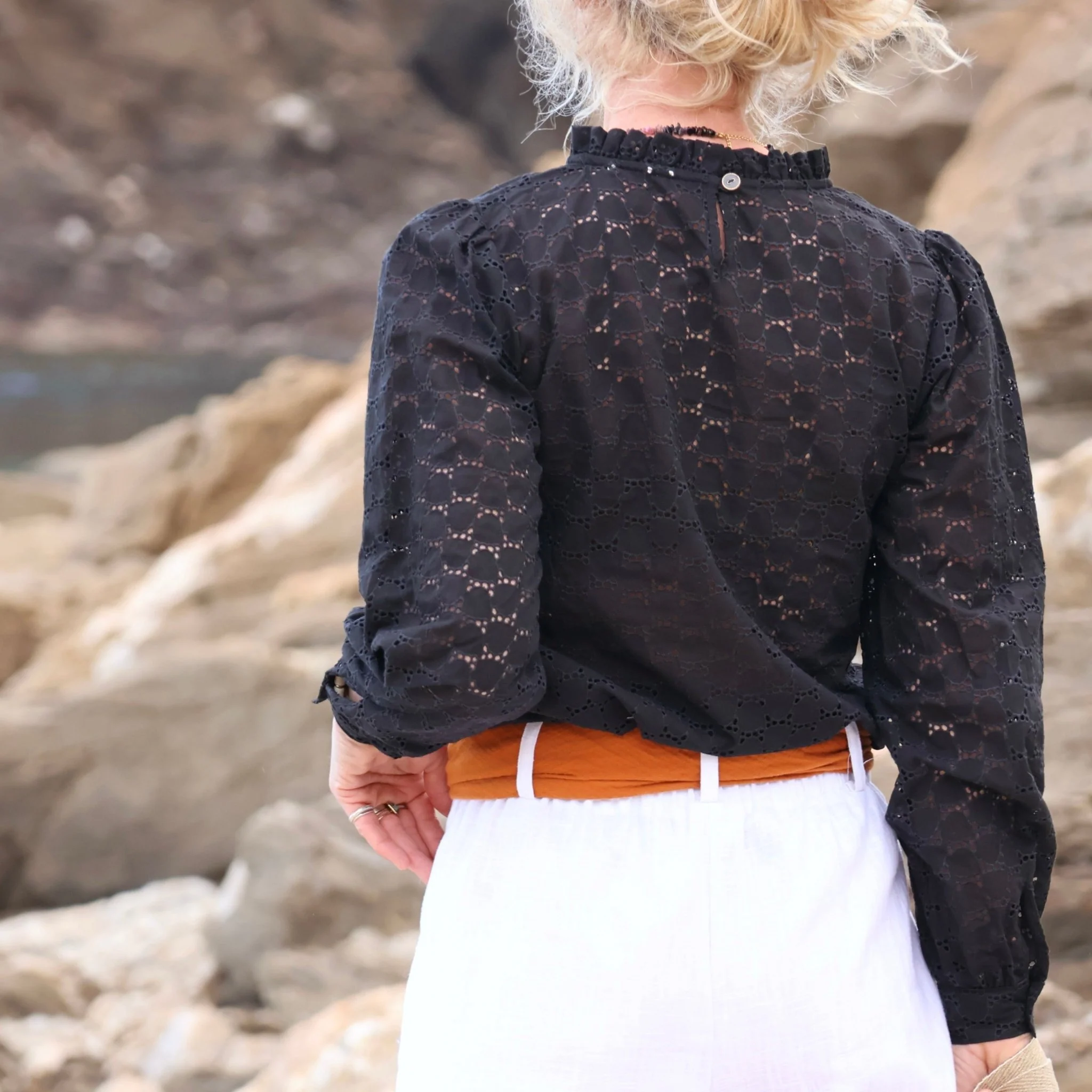 Blouse Léa - broderie de coton fleurie noire - Image 3