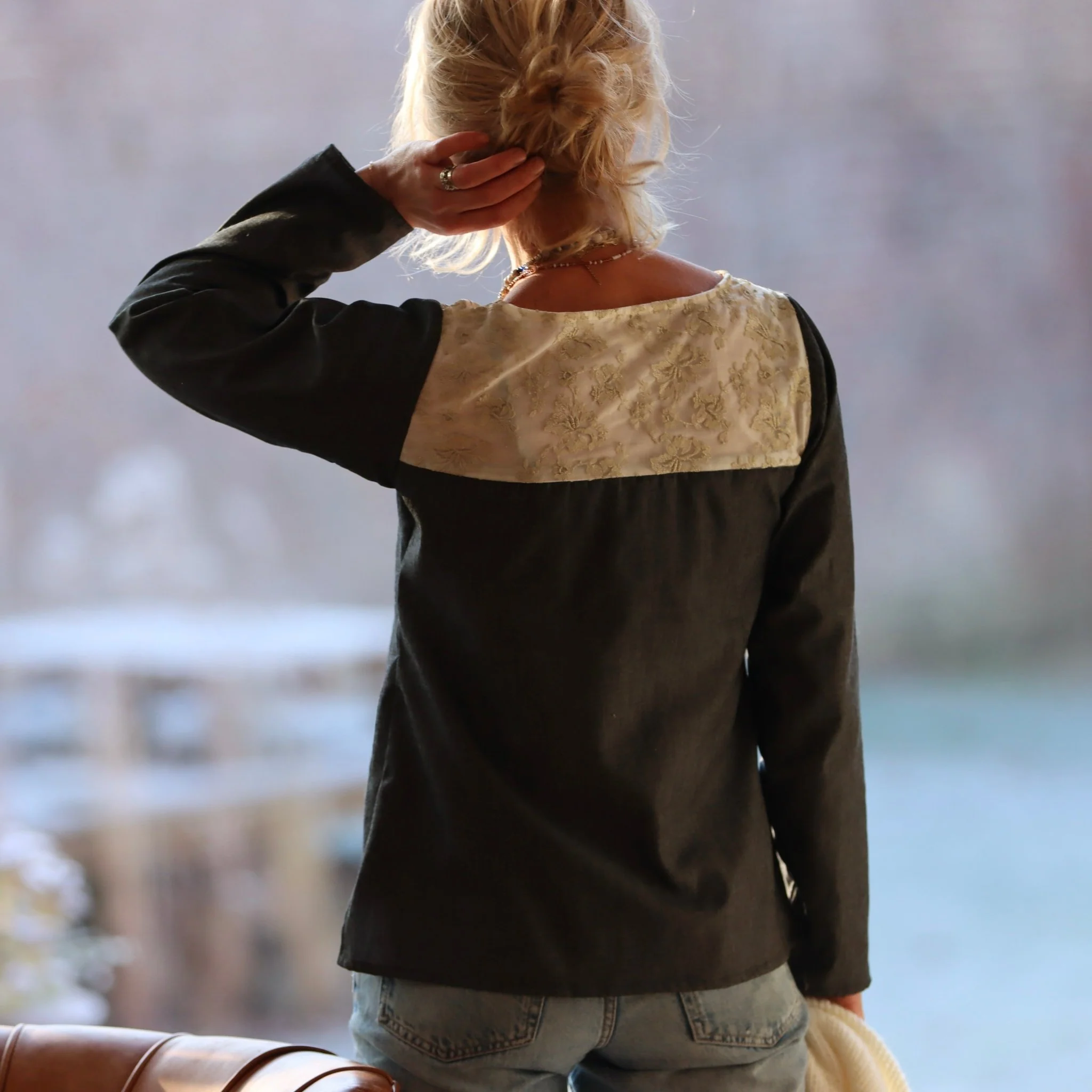 Blouse Lylou - jean noir / broderie ivoire et dorée - Image 3
