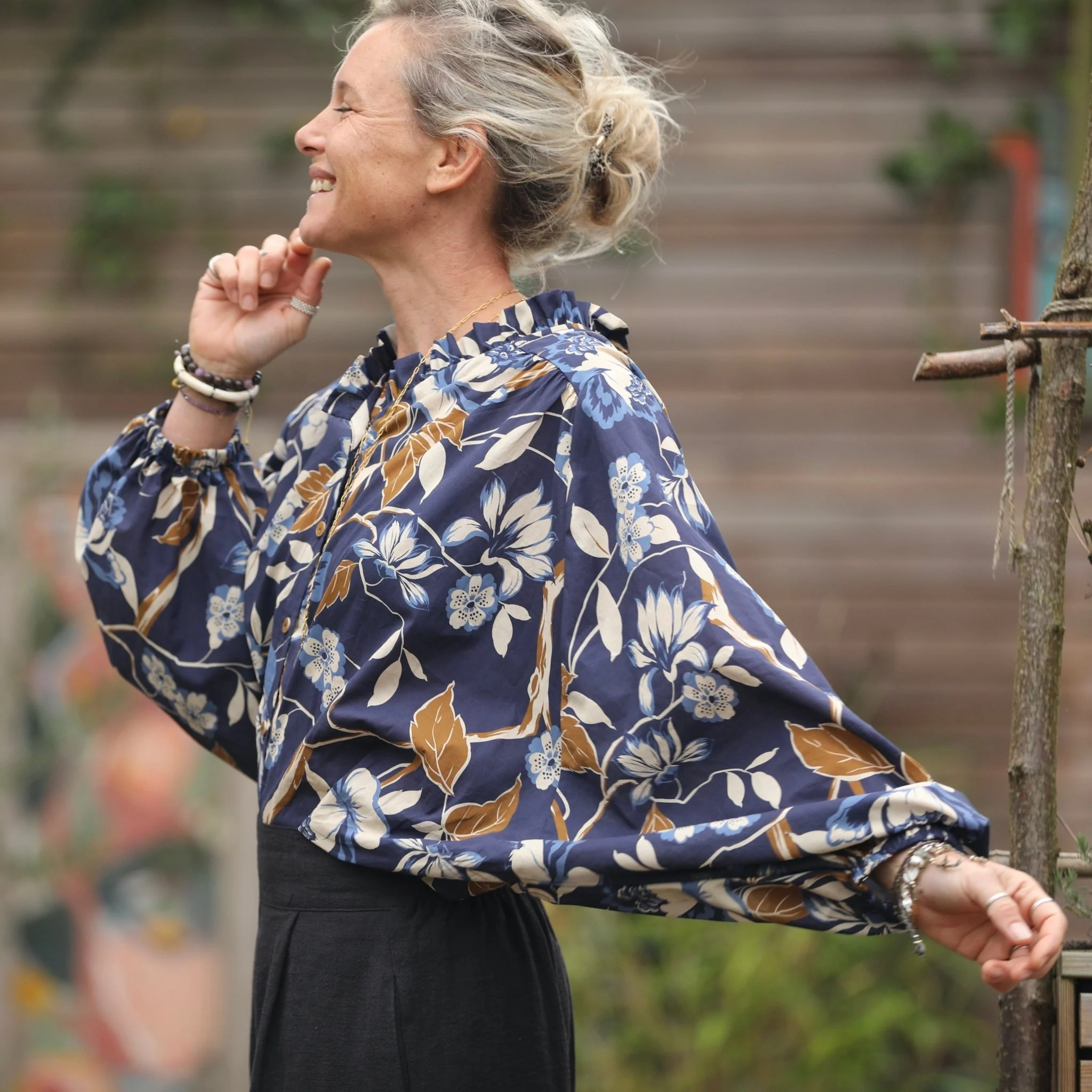 Blouse Miléna - voile de coton fleuri marine/camel - Image 3