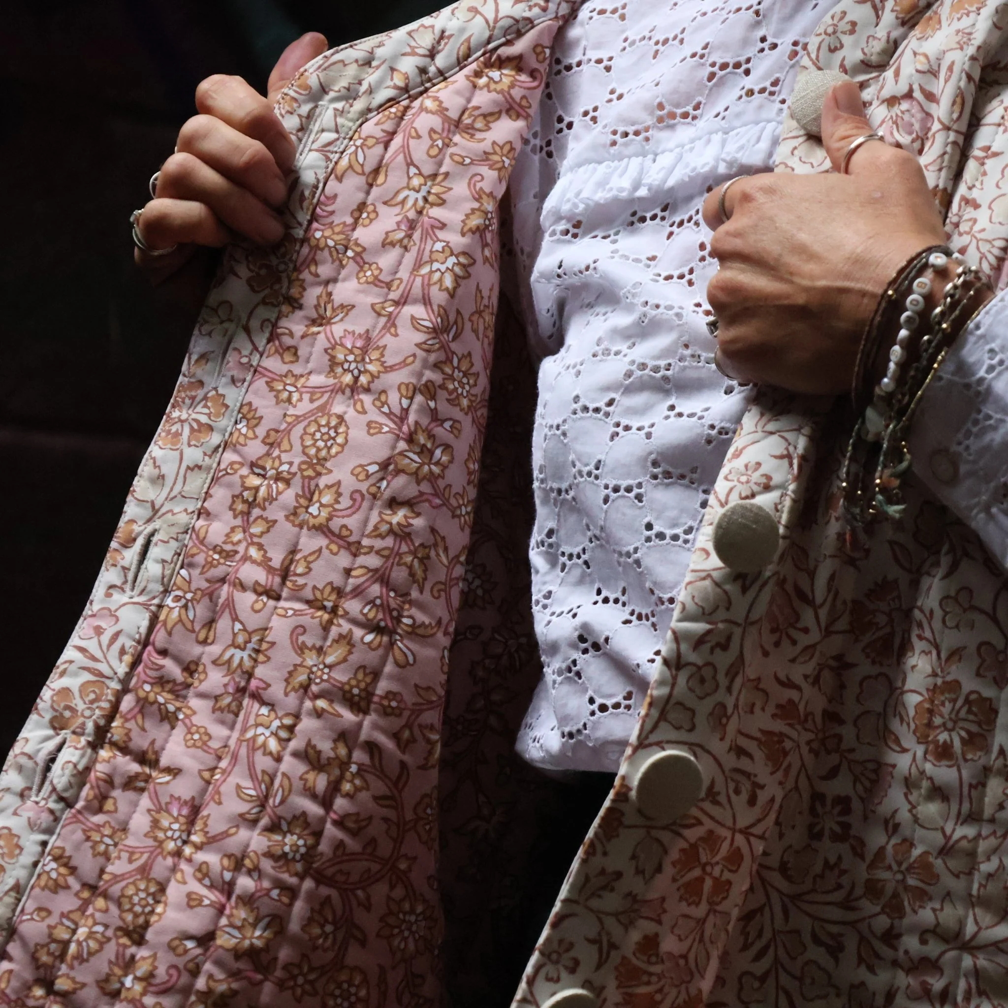 Veste kimono Yoko - coton matelassé fleuri automnal/ doublure fleuri rosé - Image 3