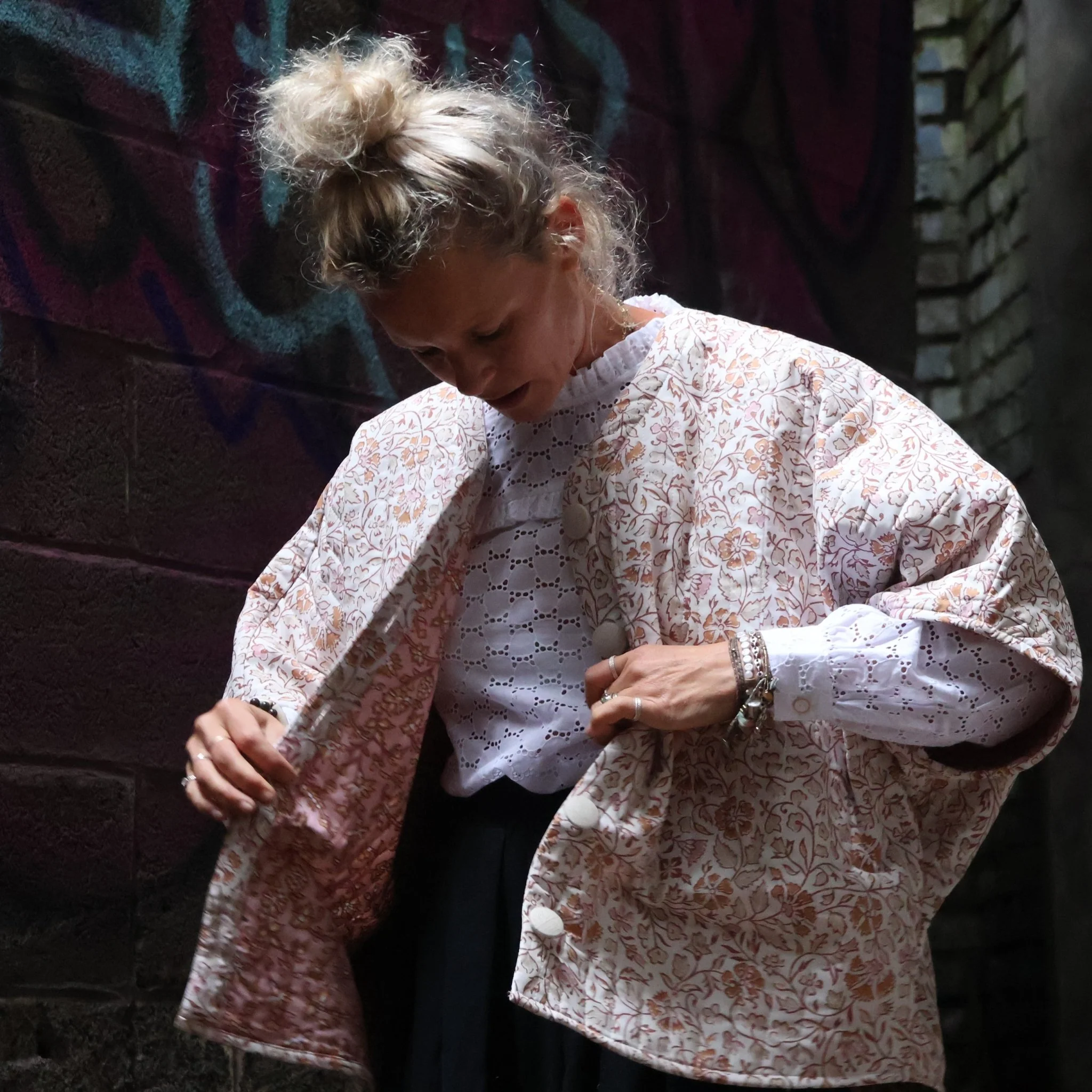 Veste kimono Yoko - coton matelassé fleuri automnal/ doublure fleuri rosé - Image 4