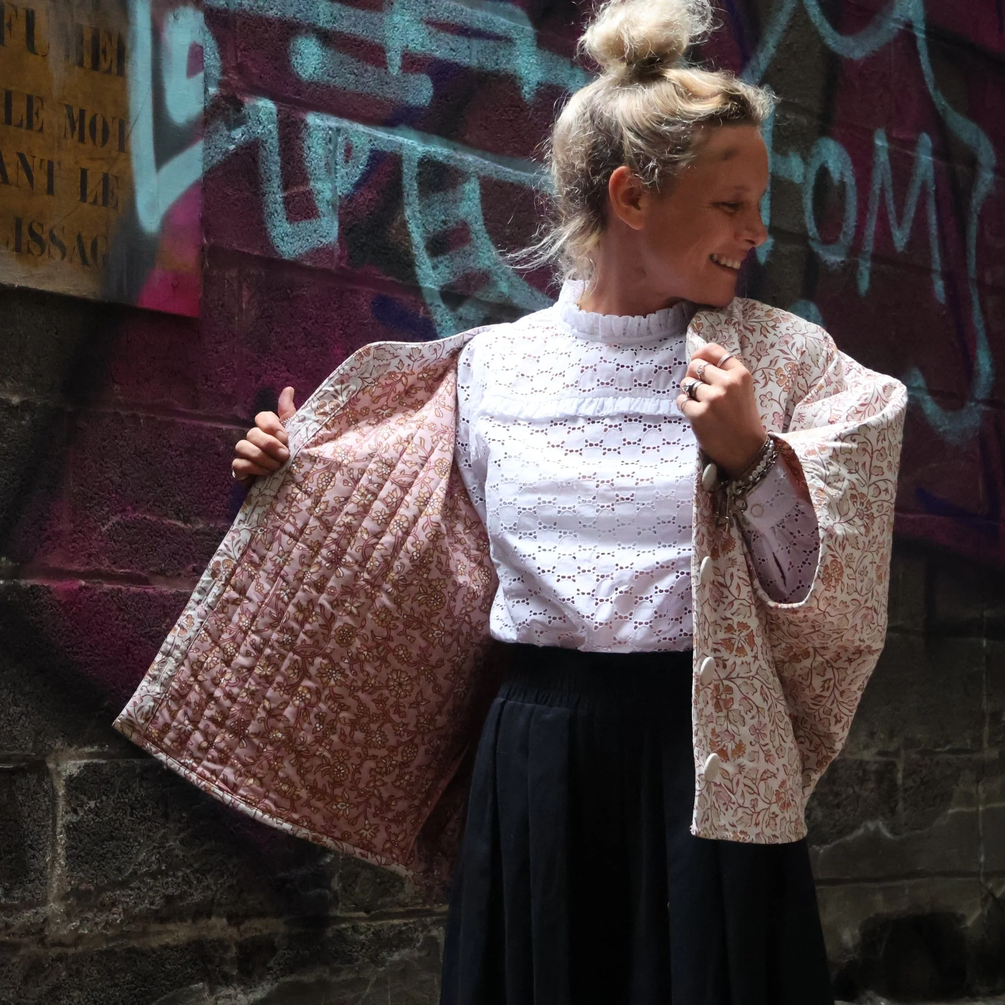 Veste kimono Yoko - coton matelassé fleuri automnal/ doublure fleuri rosé - Image 5