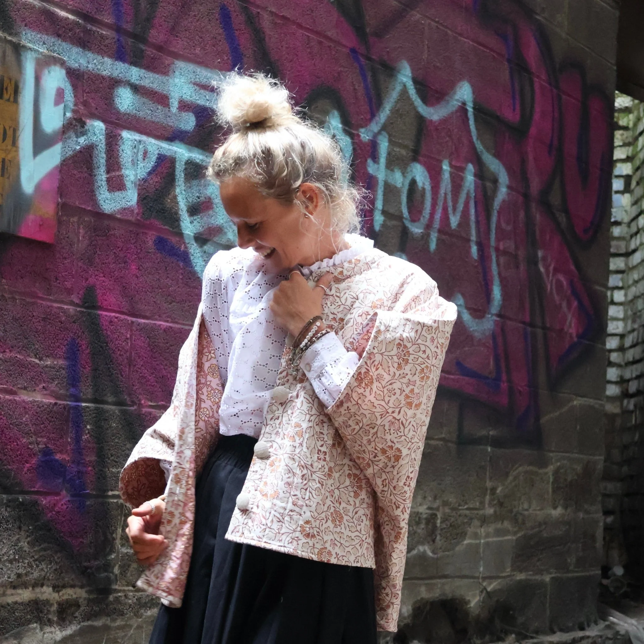 Veste kimono Yoko - coton matelassé fleuri automnal/ doublure fleuri rosé - Image 9