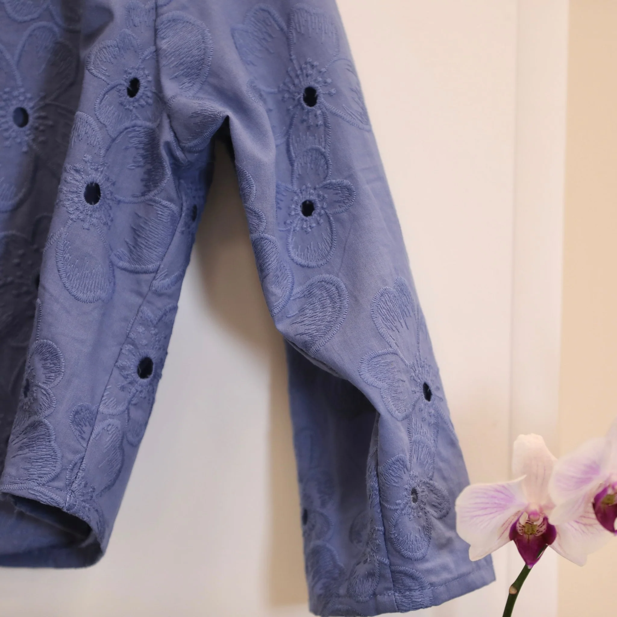 Boléro Ange - coton brodé ajouré bleu lavande - Image 10