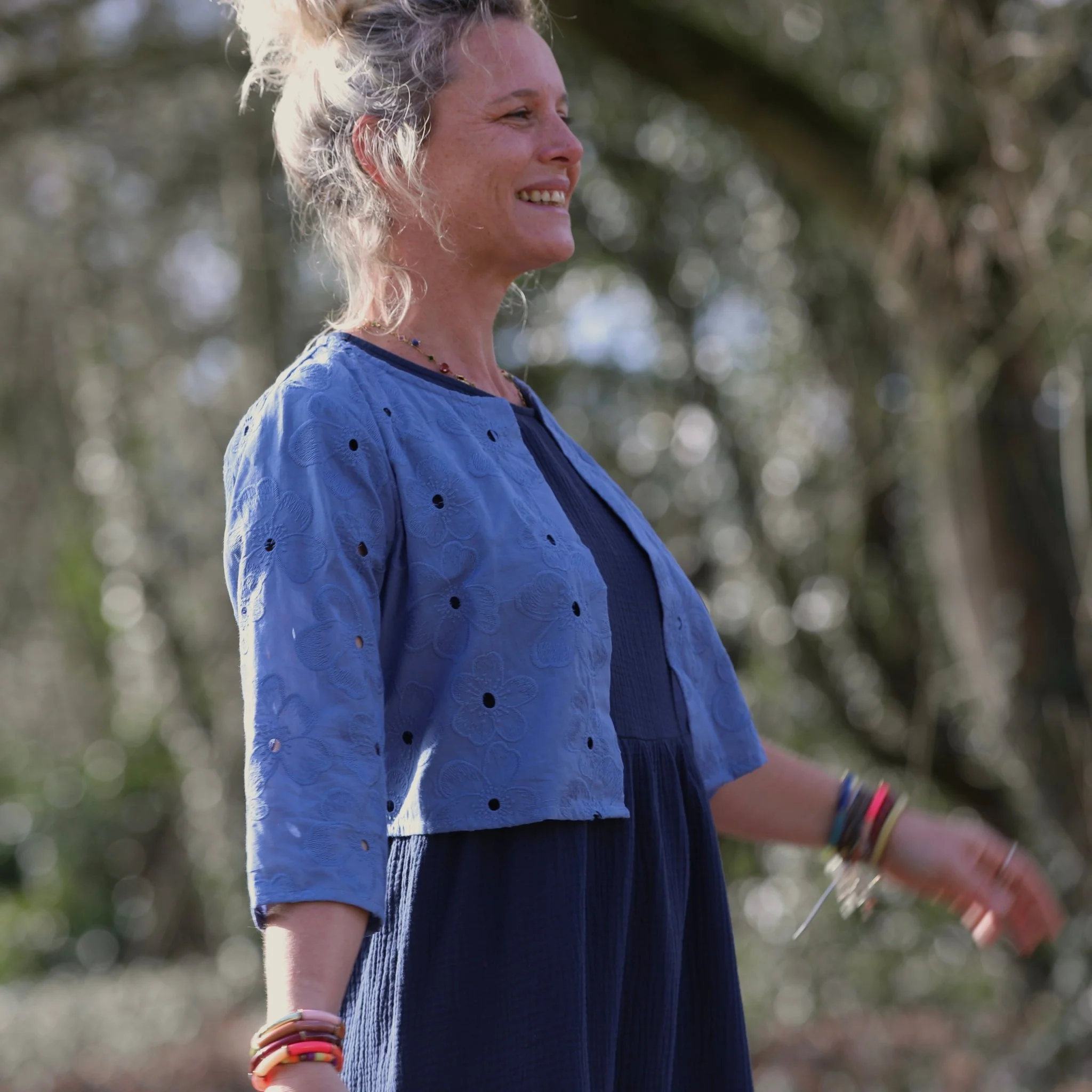 Boléro Ange - coton brodé ajouré bleu lavande - Image 3