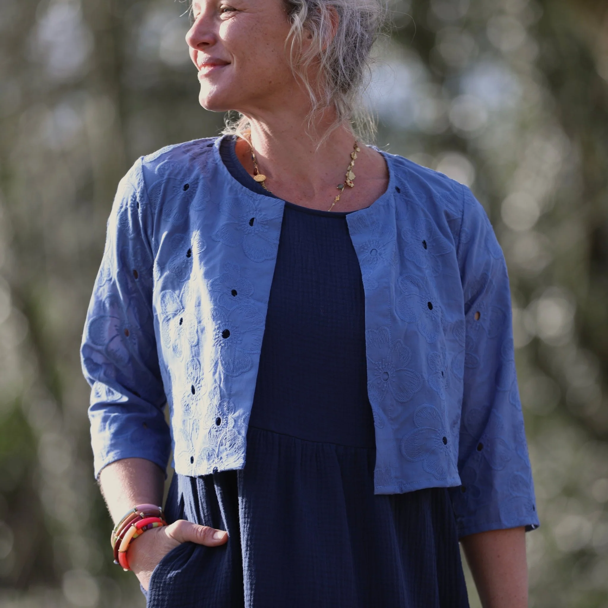 Boléro Ange - coton brodé ajouré bleu lavande - Image 6