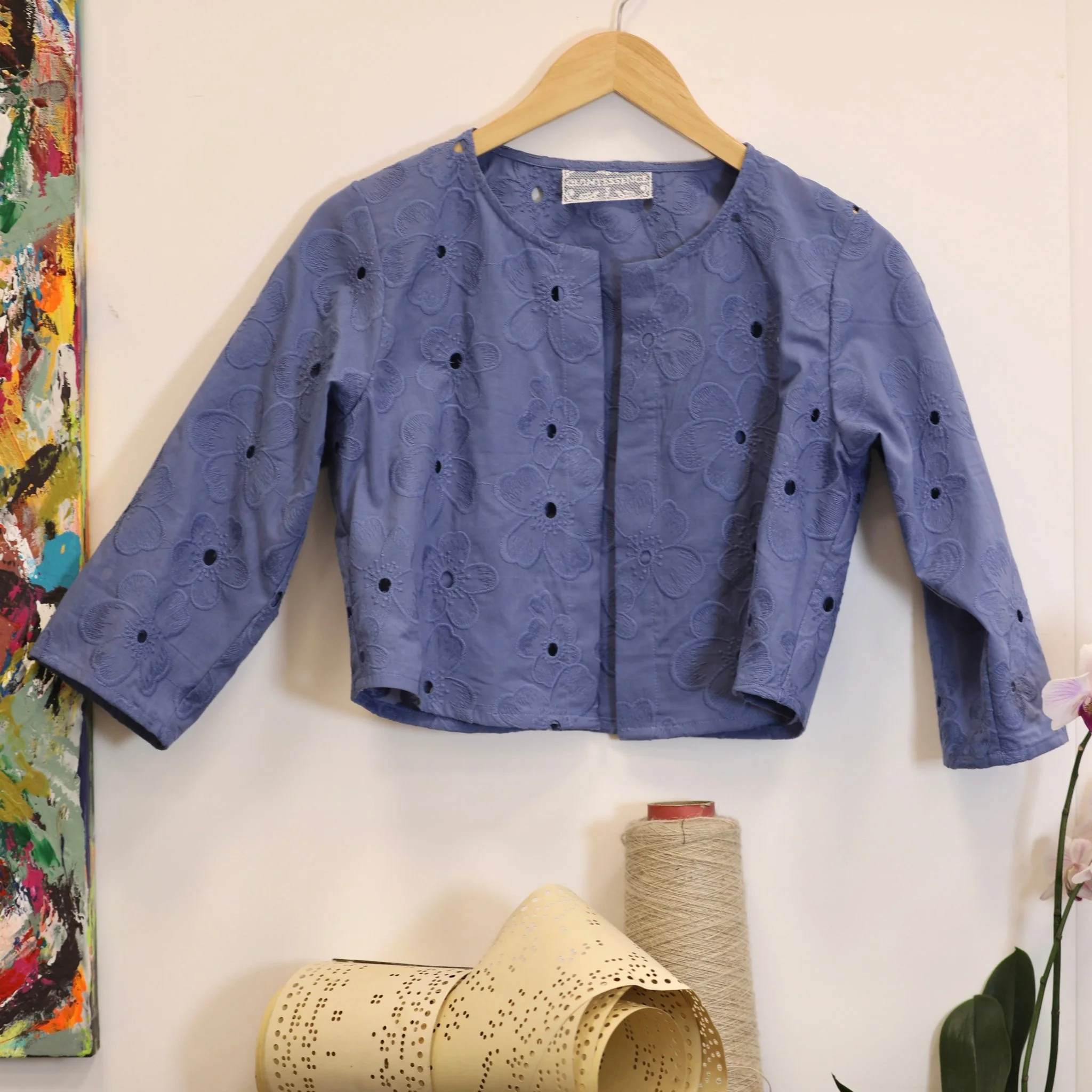 Boléro Ange - coton brodé ajouré bleu lavande - Image 7