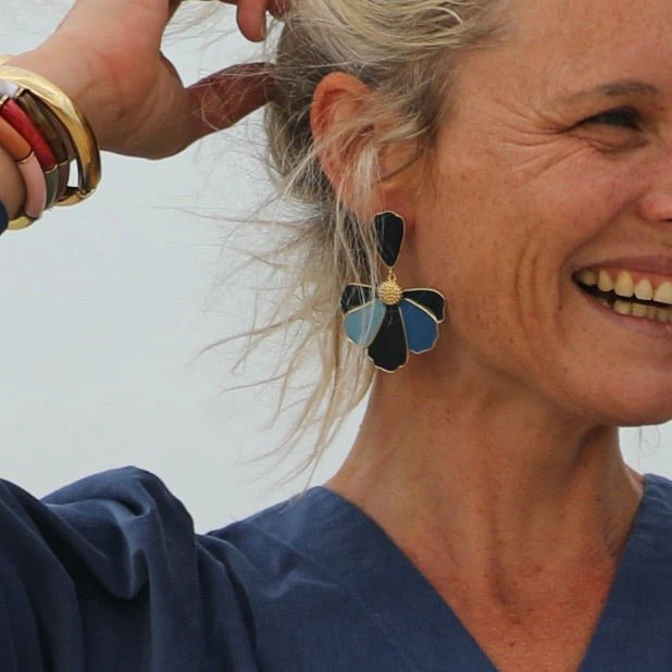 Boucles d’oreilles Camélie – Émaillées bleu & doré