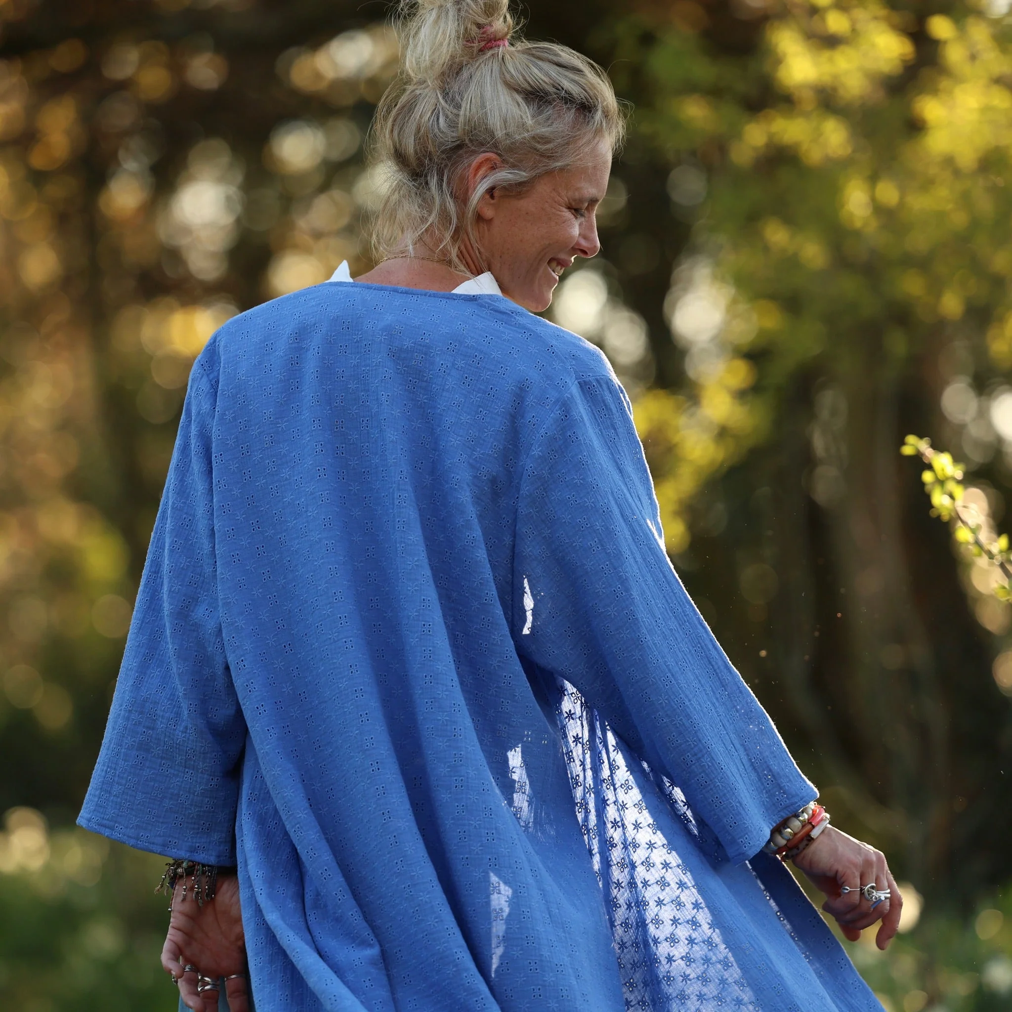 Calixte - Double gaze de coton brodé bleu roi - Image 6
