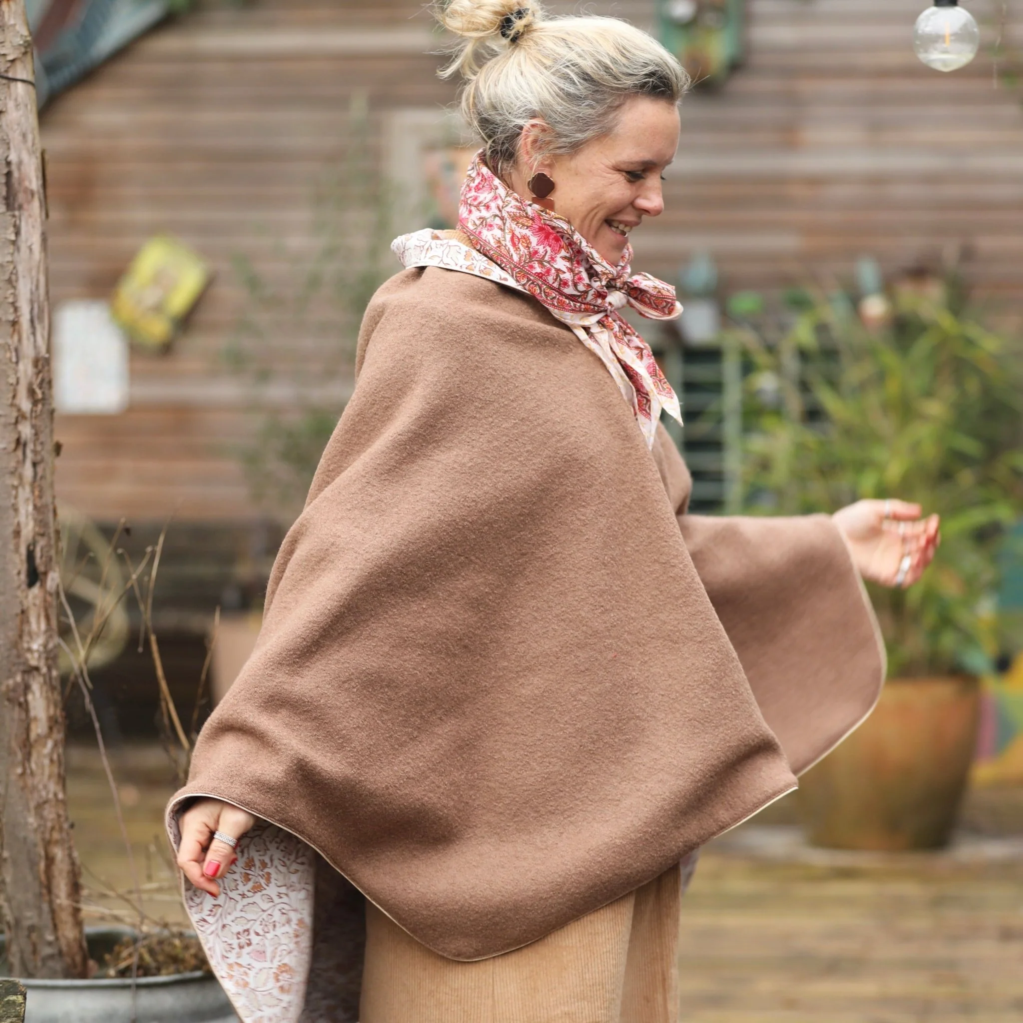 Cape midi Eugénie - laine bouillie camel / coton imprimé fleuri rosé - Image 10