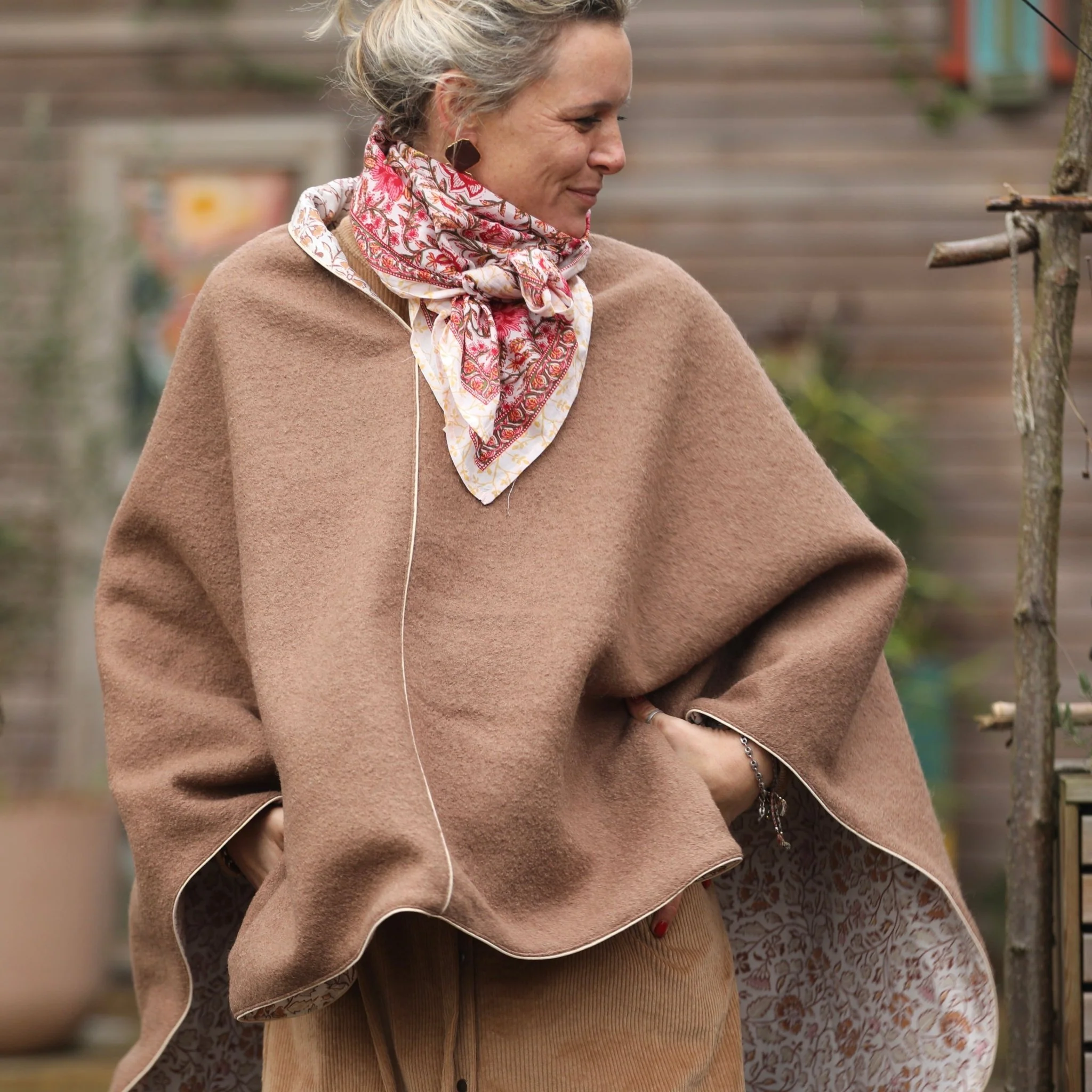 Cape midi Eugénie - laine bouillie camel / coton imprimé fleuri rosé - Image 11
