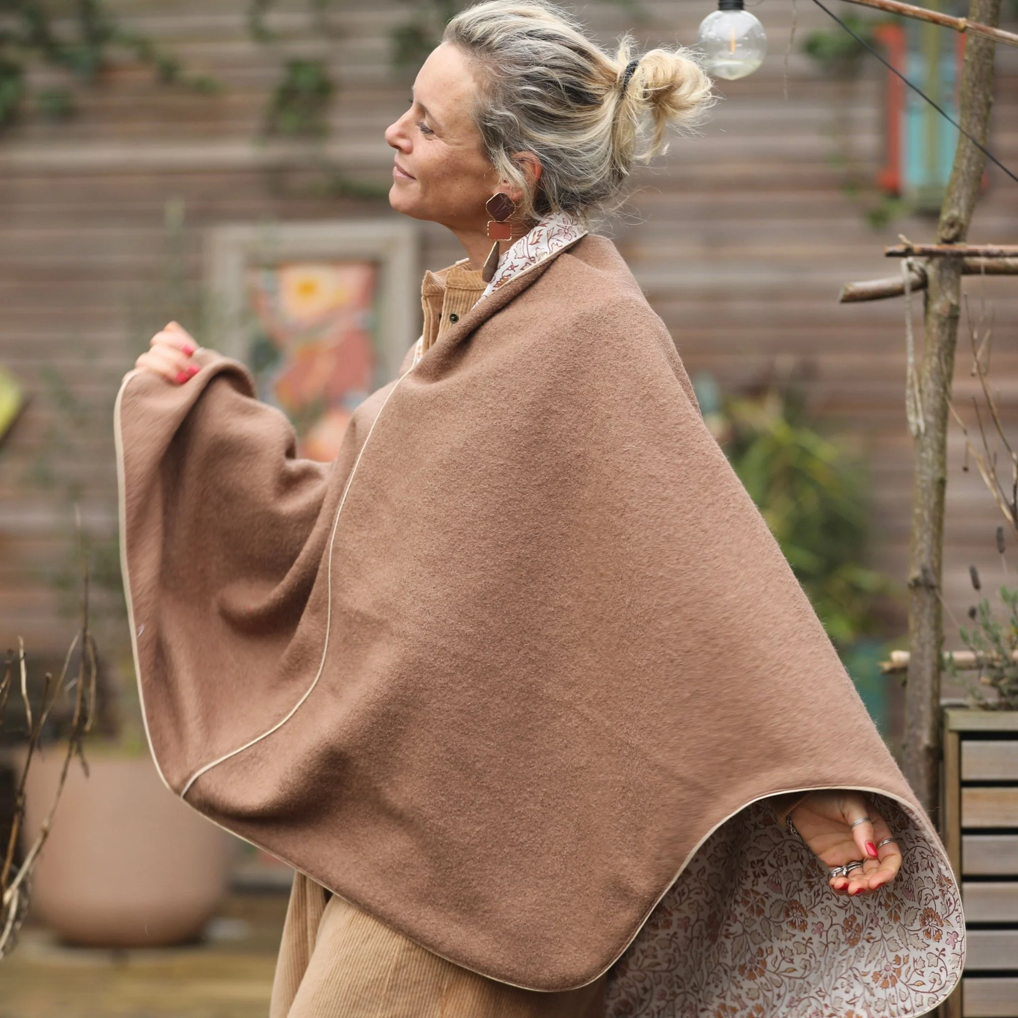 Cape midi Eugénie - laine bouillie camel / coton imprimé fleuri rosé - Image 6