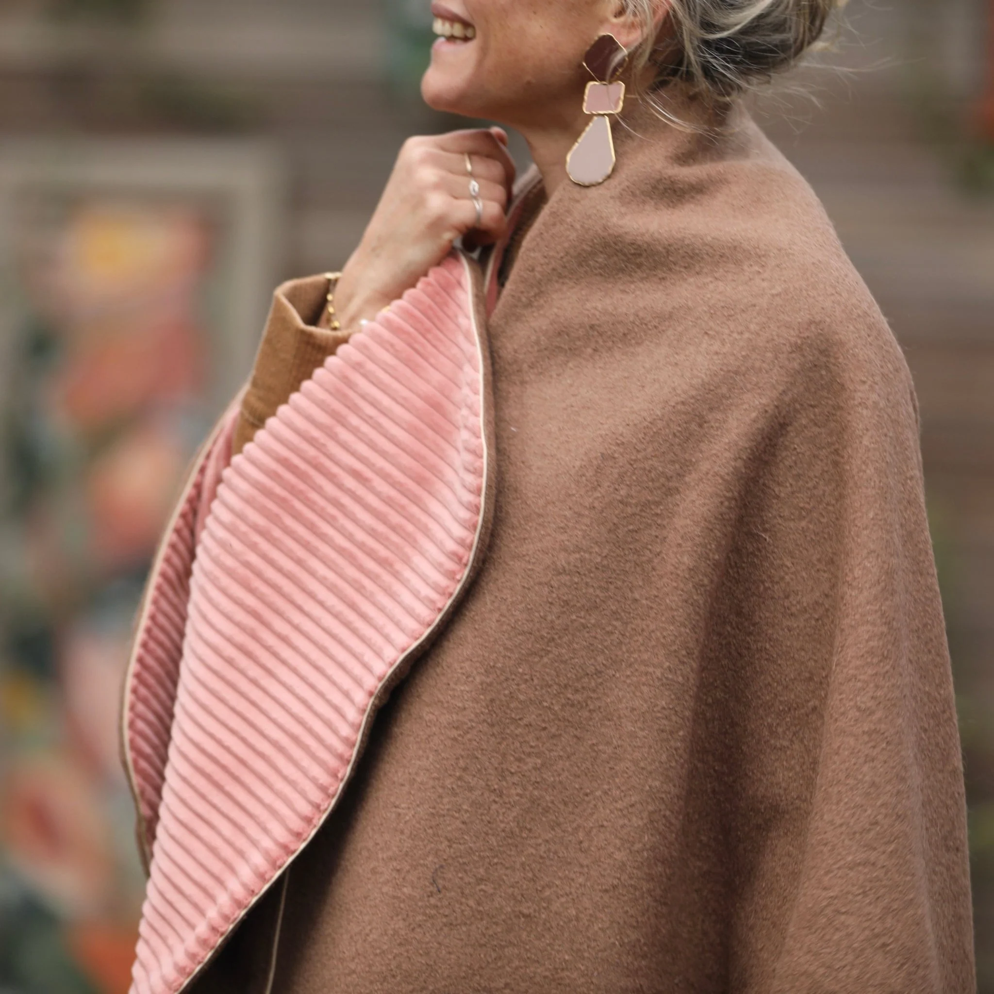 Cape midi Eugénie - laine bouillie camel / velours grosse côtes bois de rose - Image 8