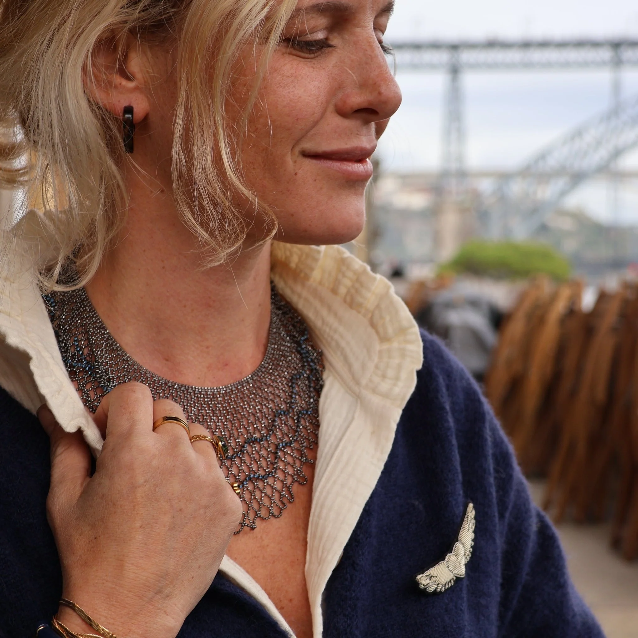 Collier plastron grisé - Image 2