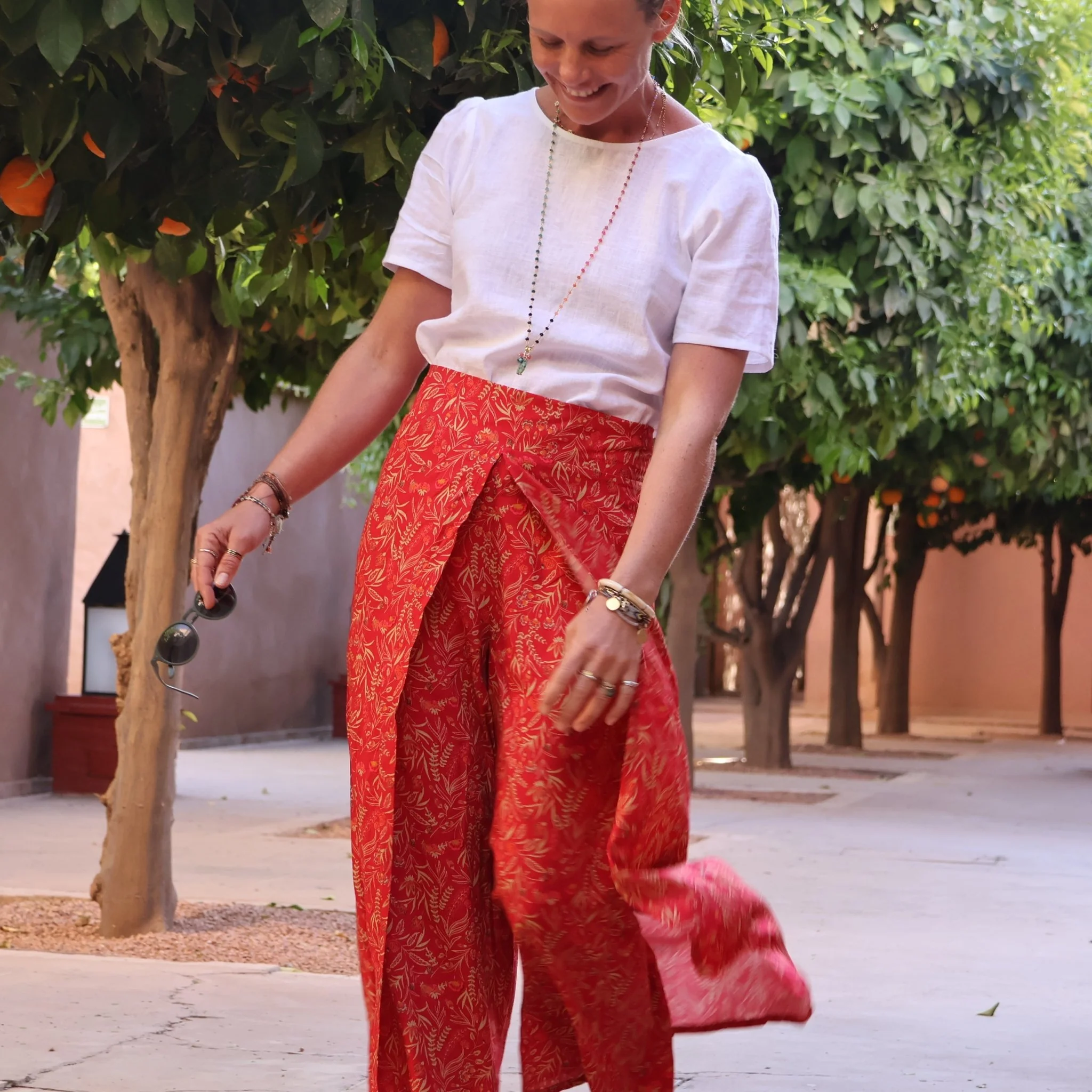 Pantalon drapé Mathilde - viscose fleuri rouge - Image 6