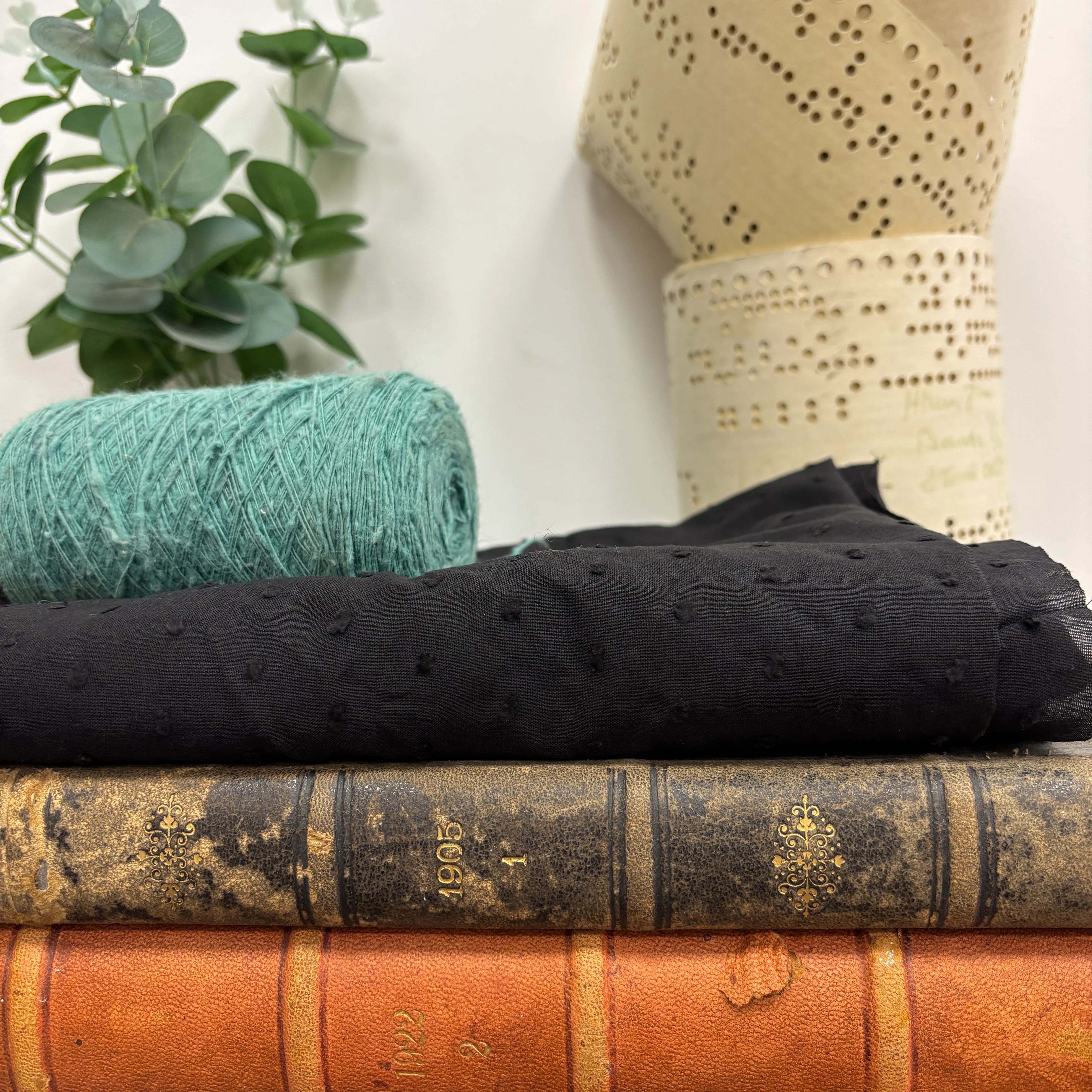 Coupon - coton plumetis noir 150 cm de laize - C43