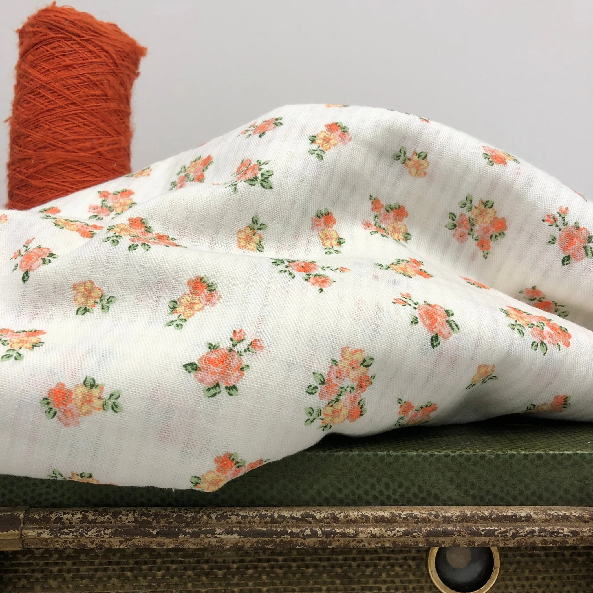 Coupon - voile de coton fleurs coraillées 140x360 (B8)