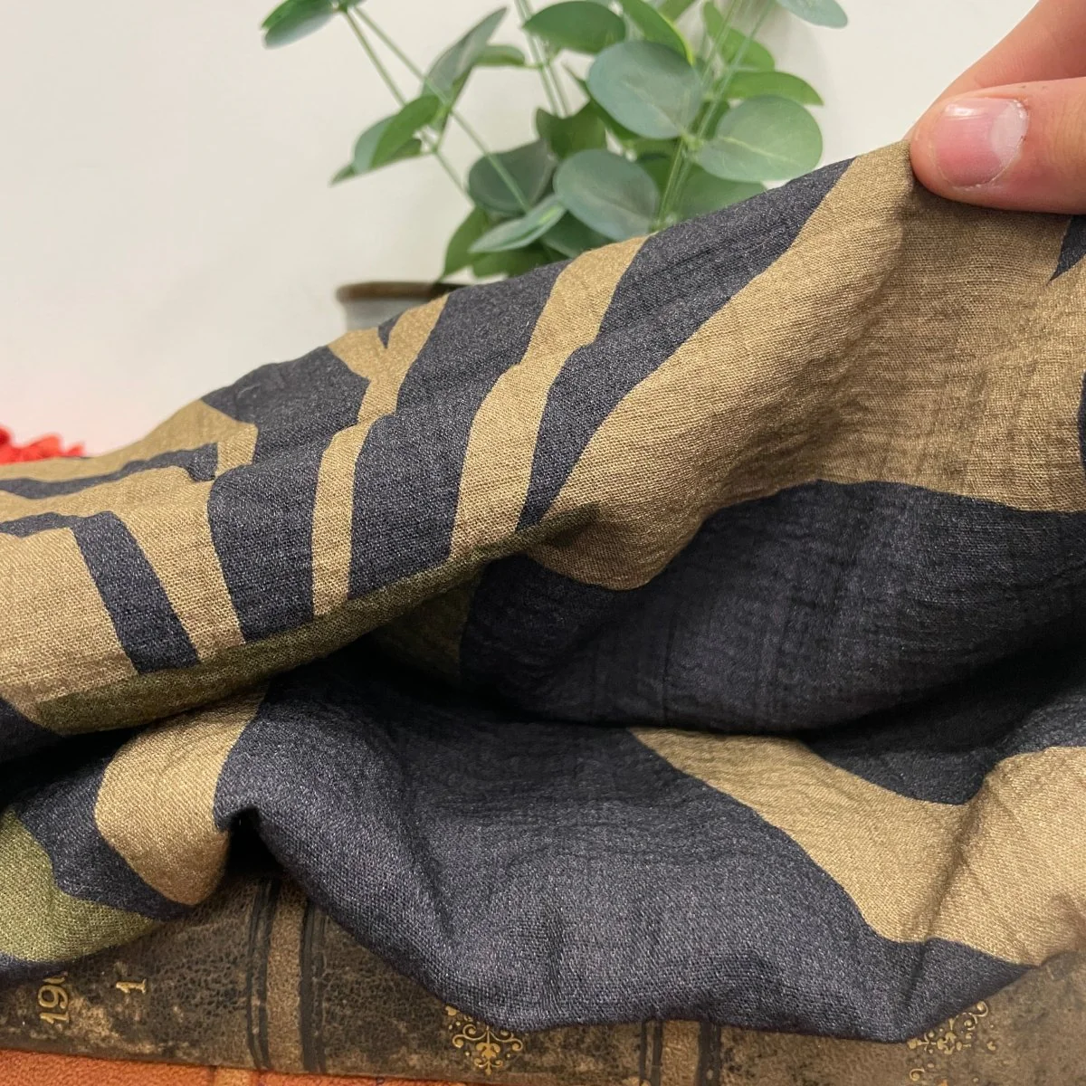 Coupon - imprimé 80% viscose 20% nylon 120x150-A37 - Image 2