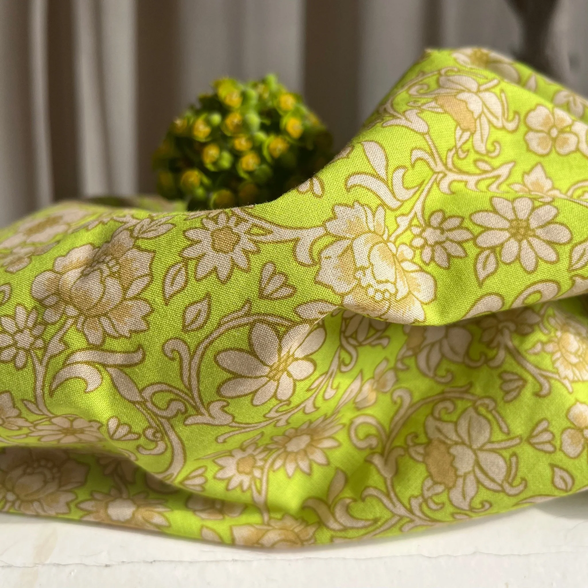 Coupon - voile de coton fleurs de Galapagos 130x260 (A32)