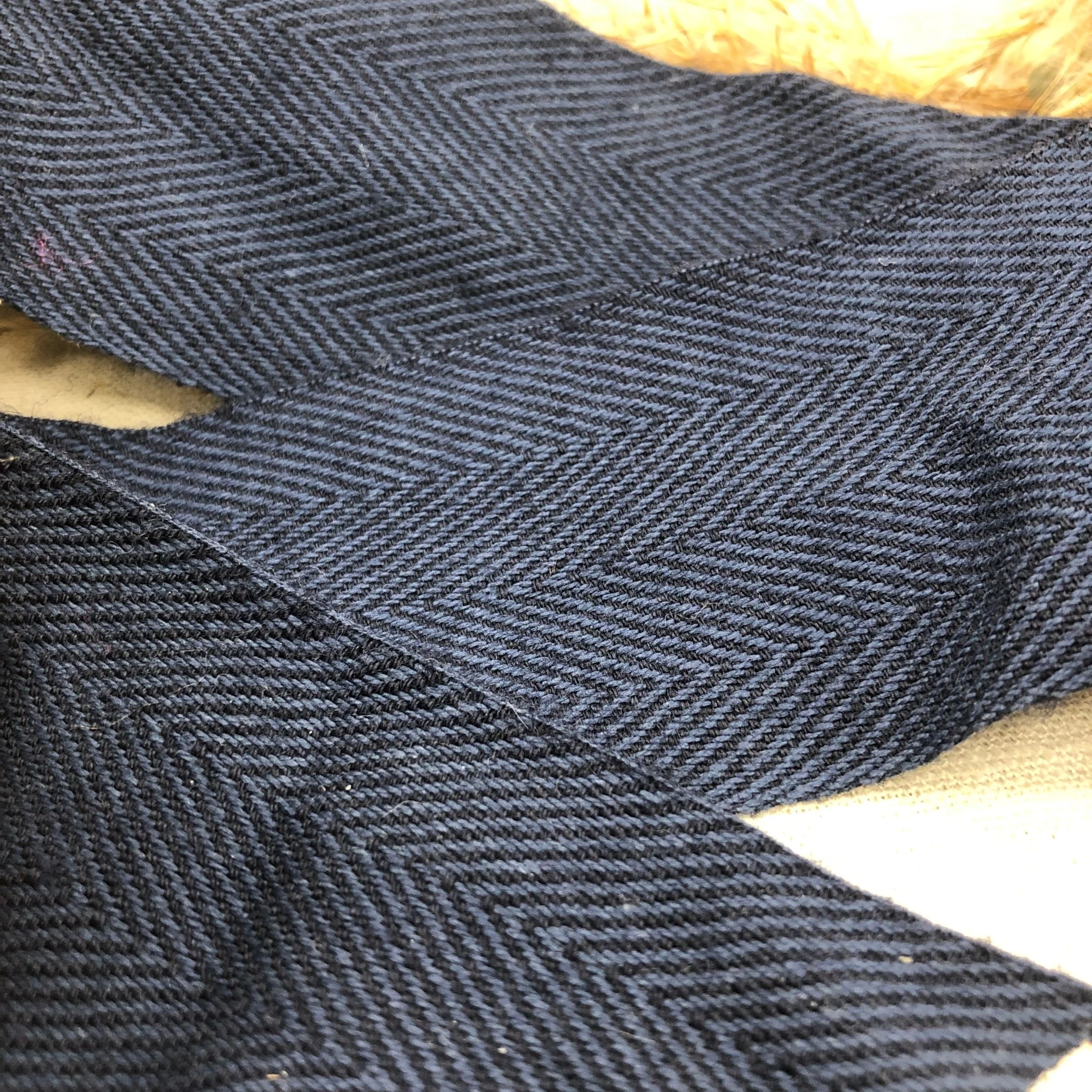 Galon de sergé chevron bleu marine 5 cm - au mètre - Image 2
