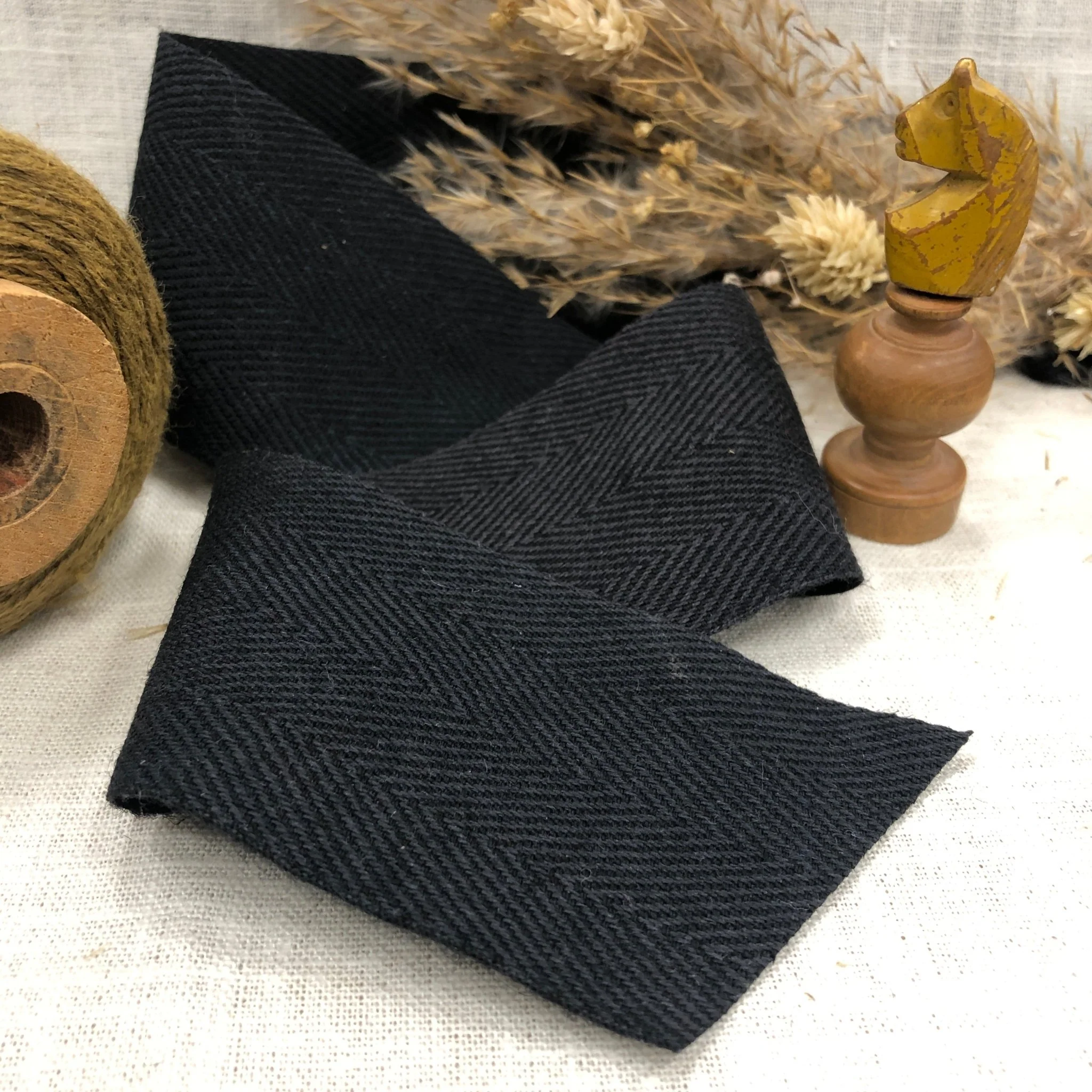 Galon de sergé chevron noir 5 cm - au mètre