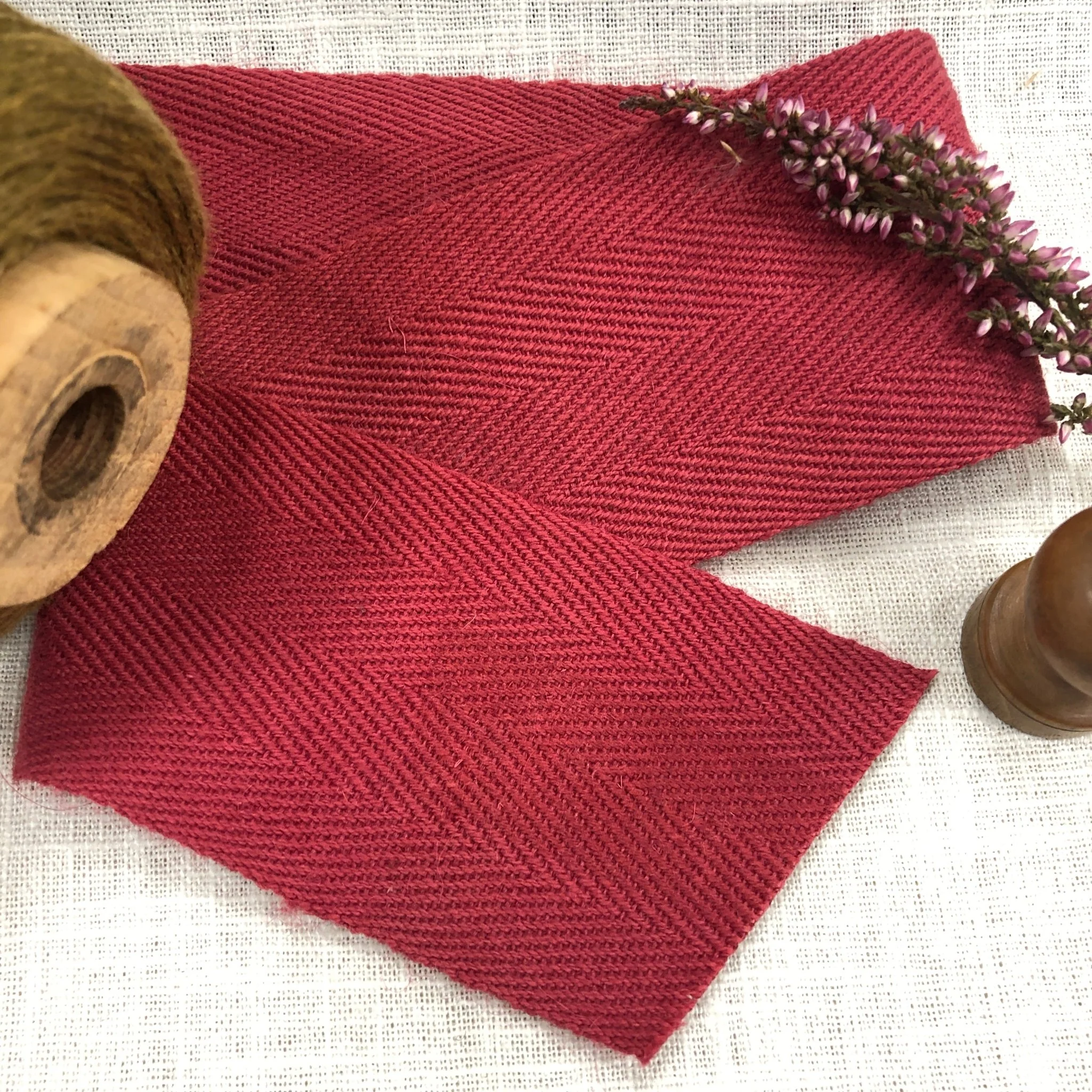 Galon de sergé chevron rouge cerise 5 cm - au mètre