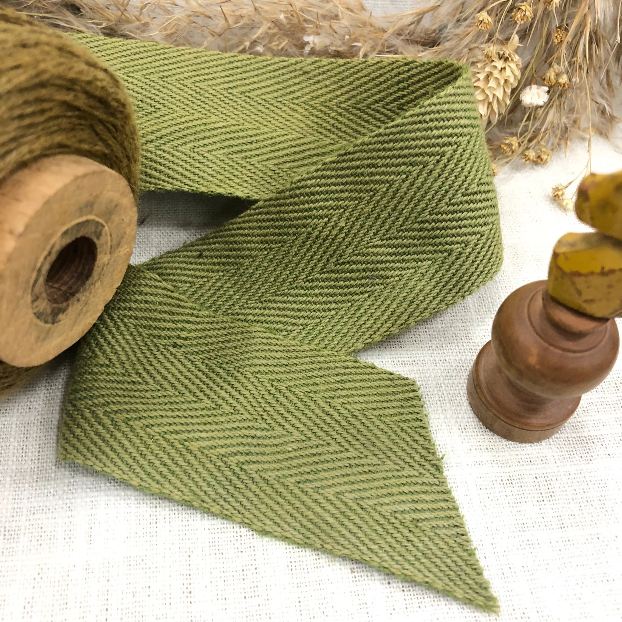 Galon de sergé chevron vert anis 3,5 cm - au mètre