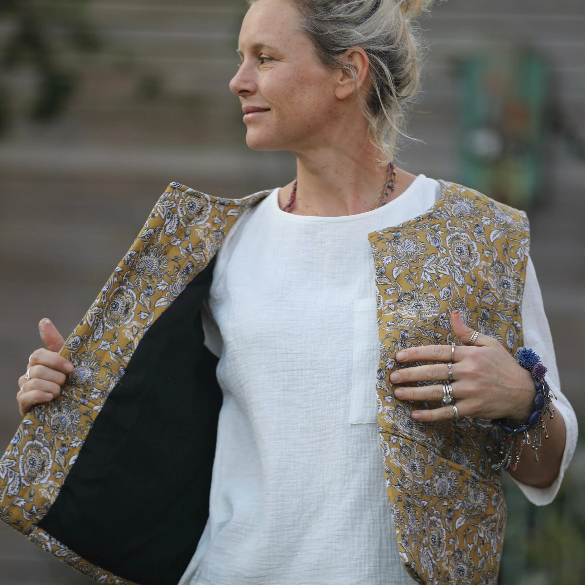 Gilet Basile matelassé en double gaze de fleurs ocrées - Image 4