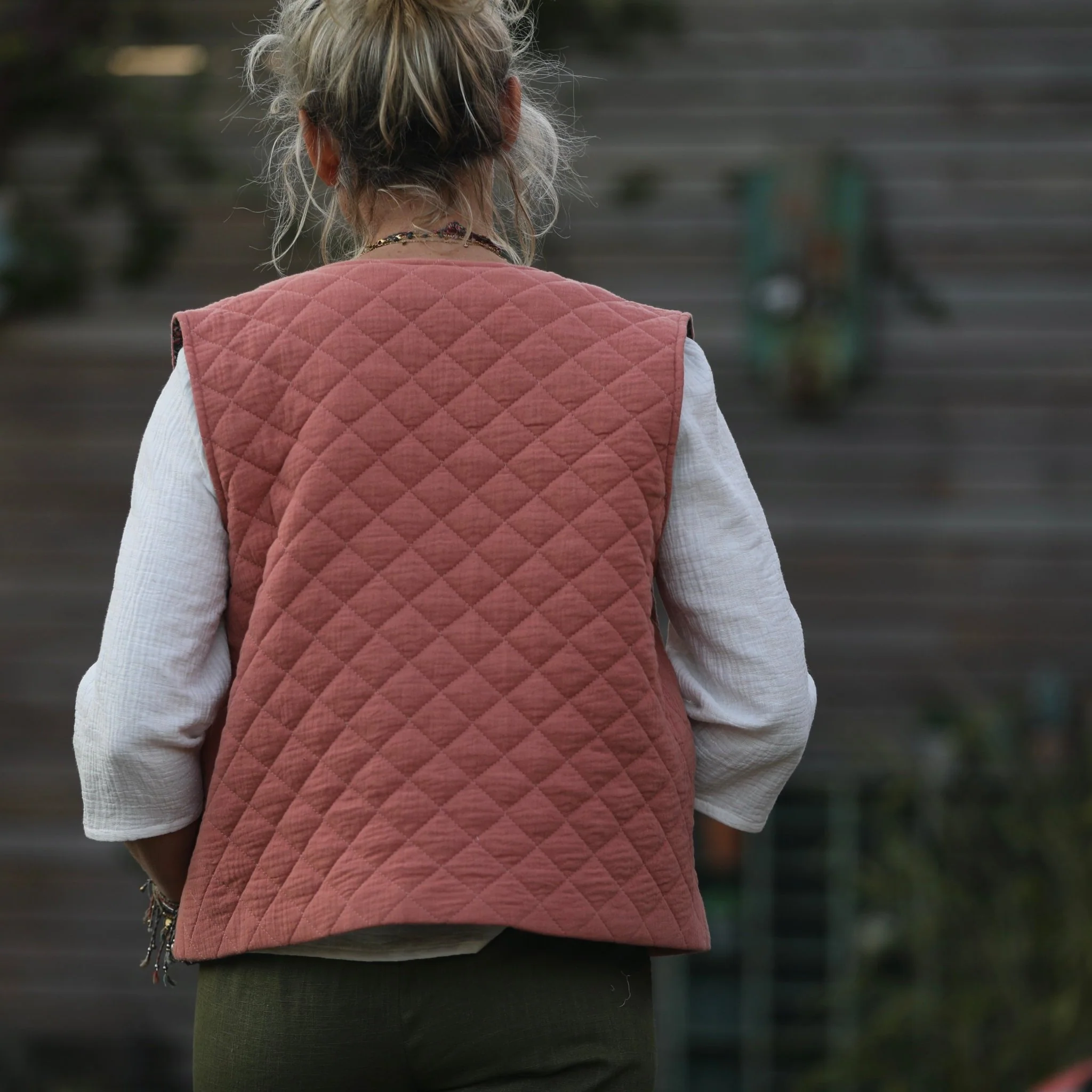 Gilet Basile matelassé en double gaze de coton rose boisé - Image 3