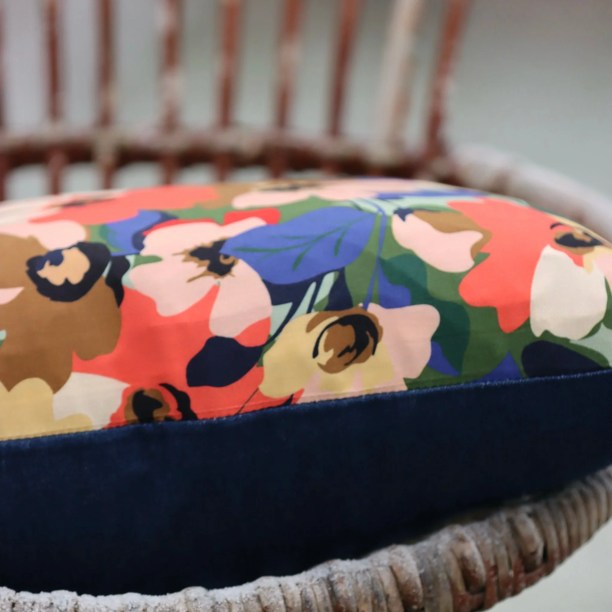 La housse de coussin Nina fleuri corail 43x43cm - Image 7