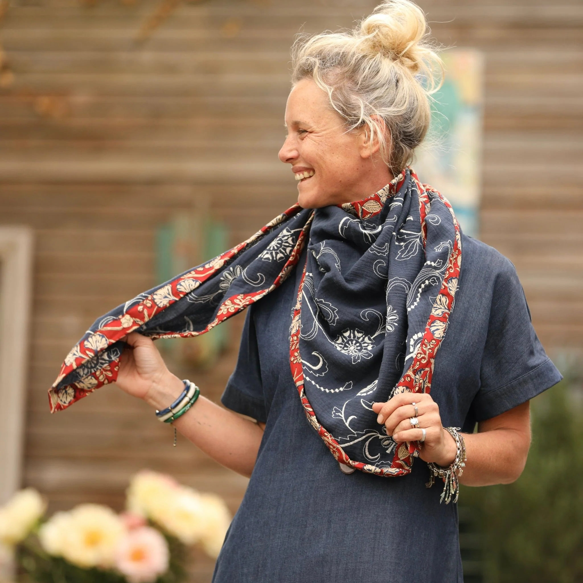 Le foulard Calista Marine brodé/Anaya