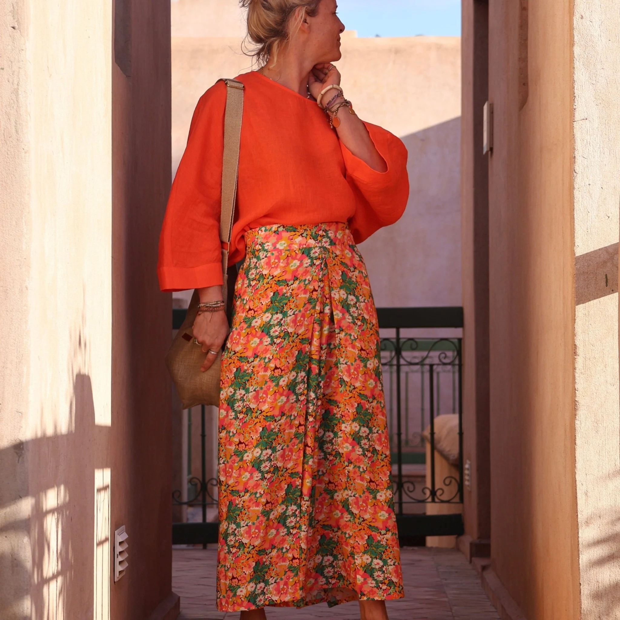 Pantalon drapé Mathilde - viscose fleuri corail - Image 3