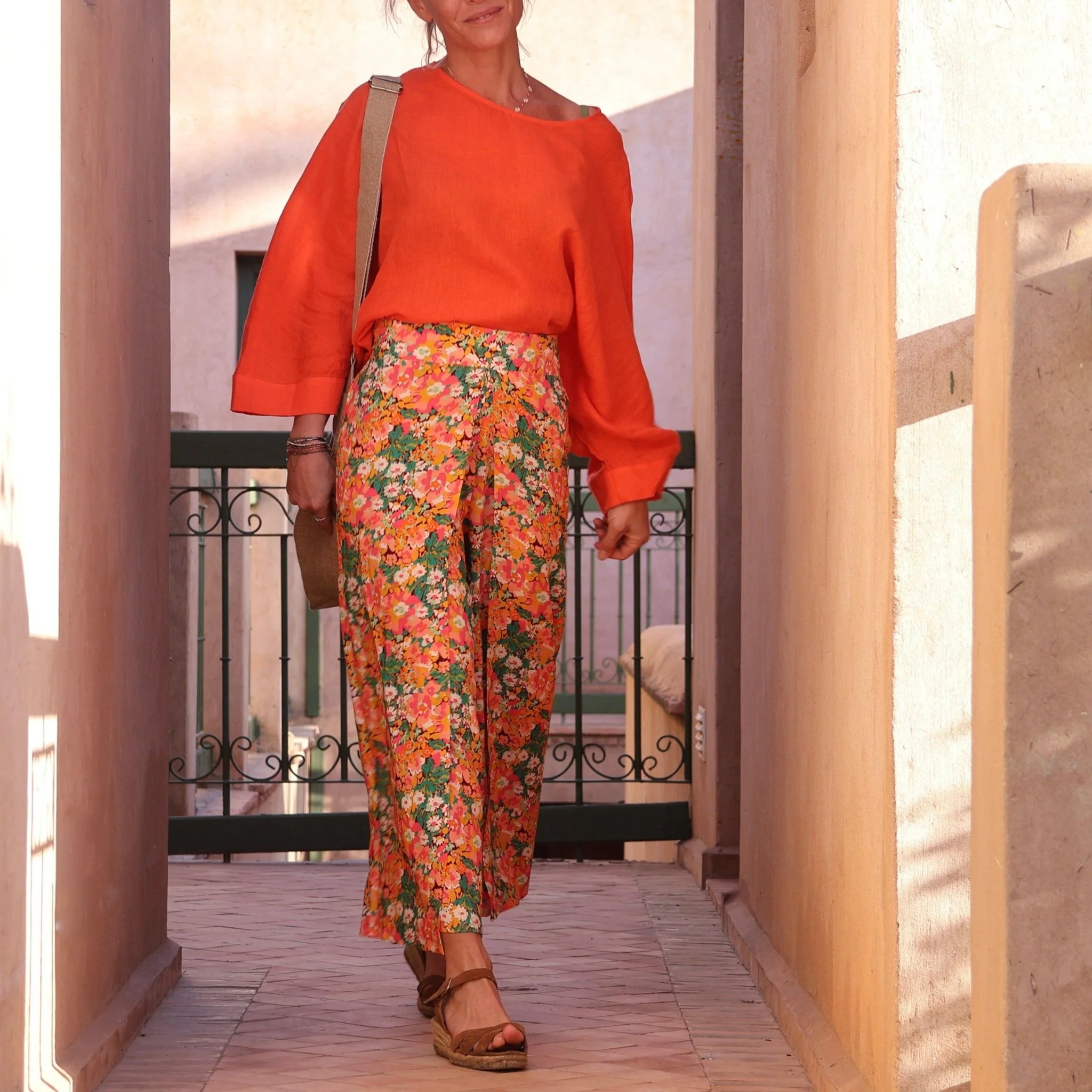 Pantalon drapé Mathilde - viscose fleuri corail - Image 4