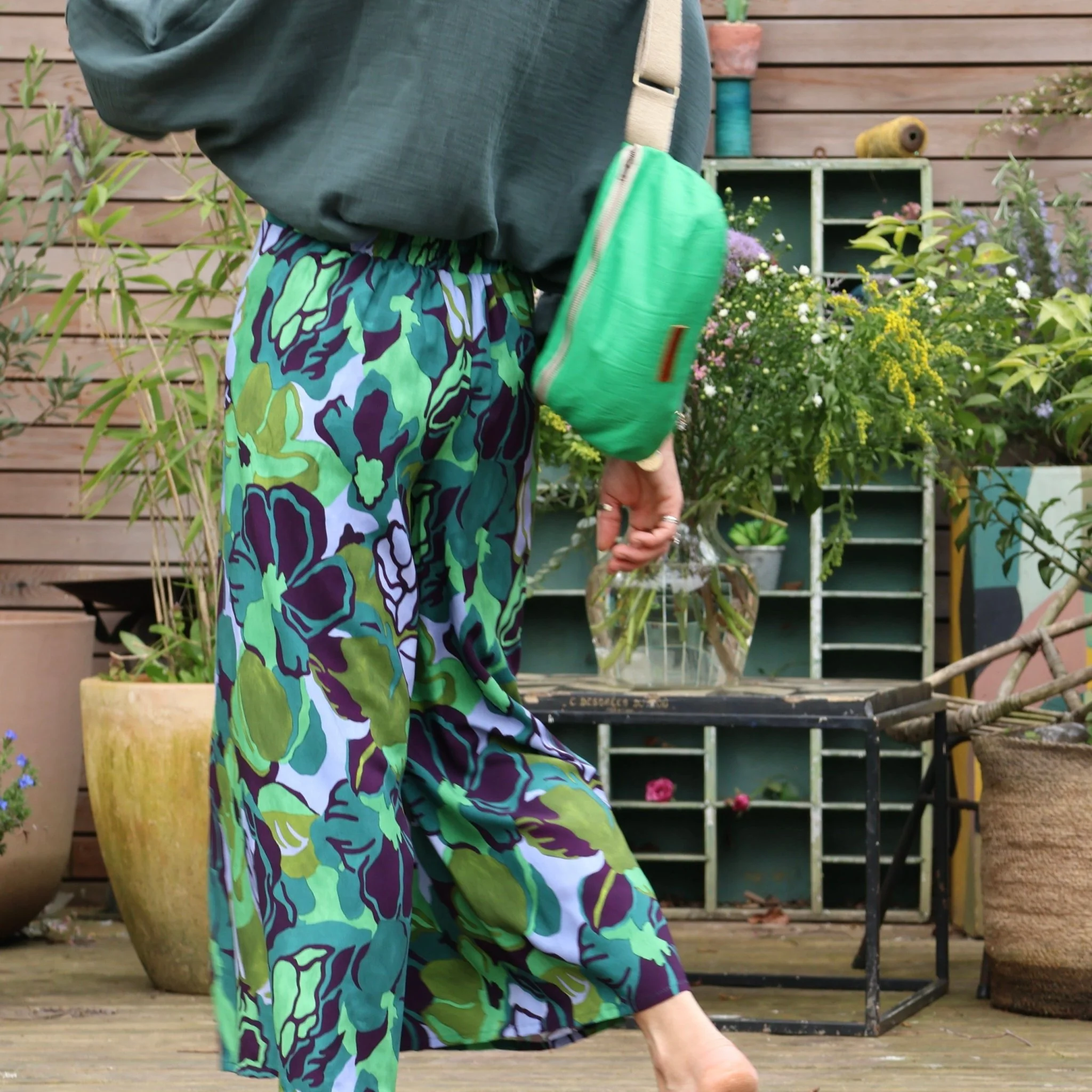 Pantalon drapé Mathilde - viscose fleuri pomme-prune - Image 3