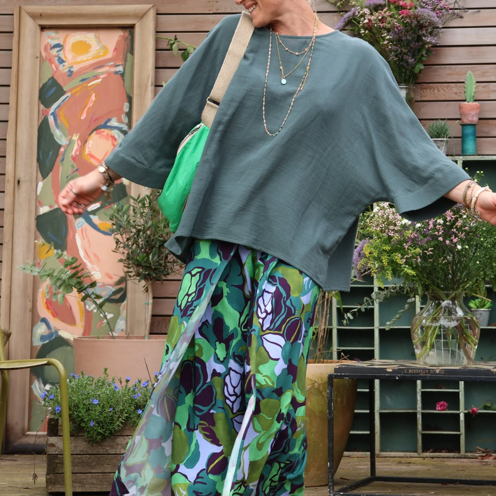 Pantalon drapé Mathilde - viscose fleuri pomme-prune - Image 4